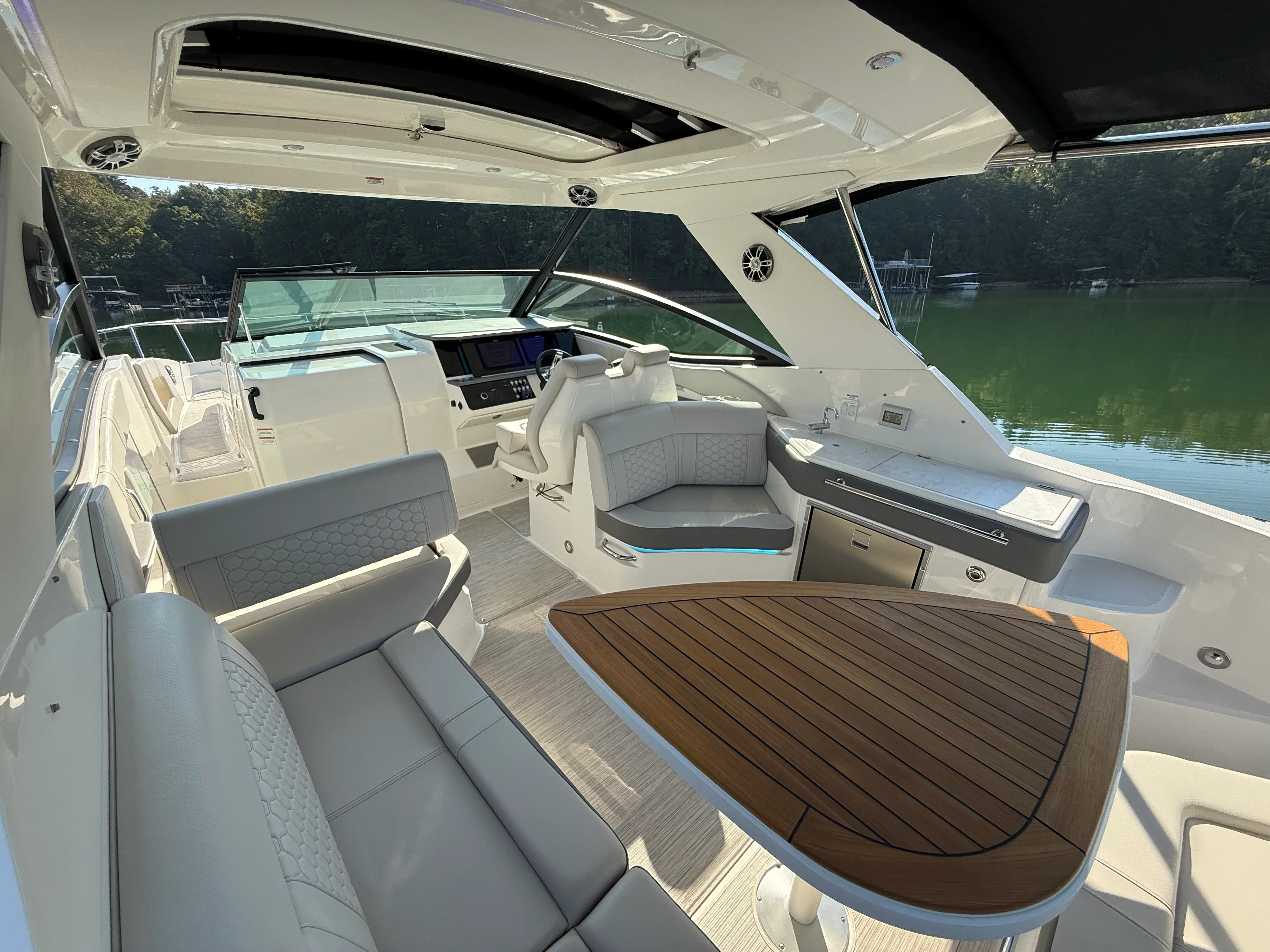 2024 Sea Ray 320 SUNDANCER Image Thumbnail #31