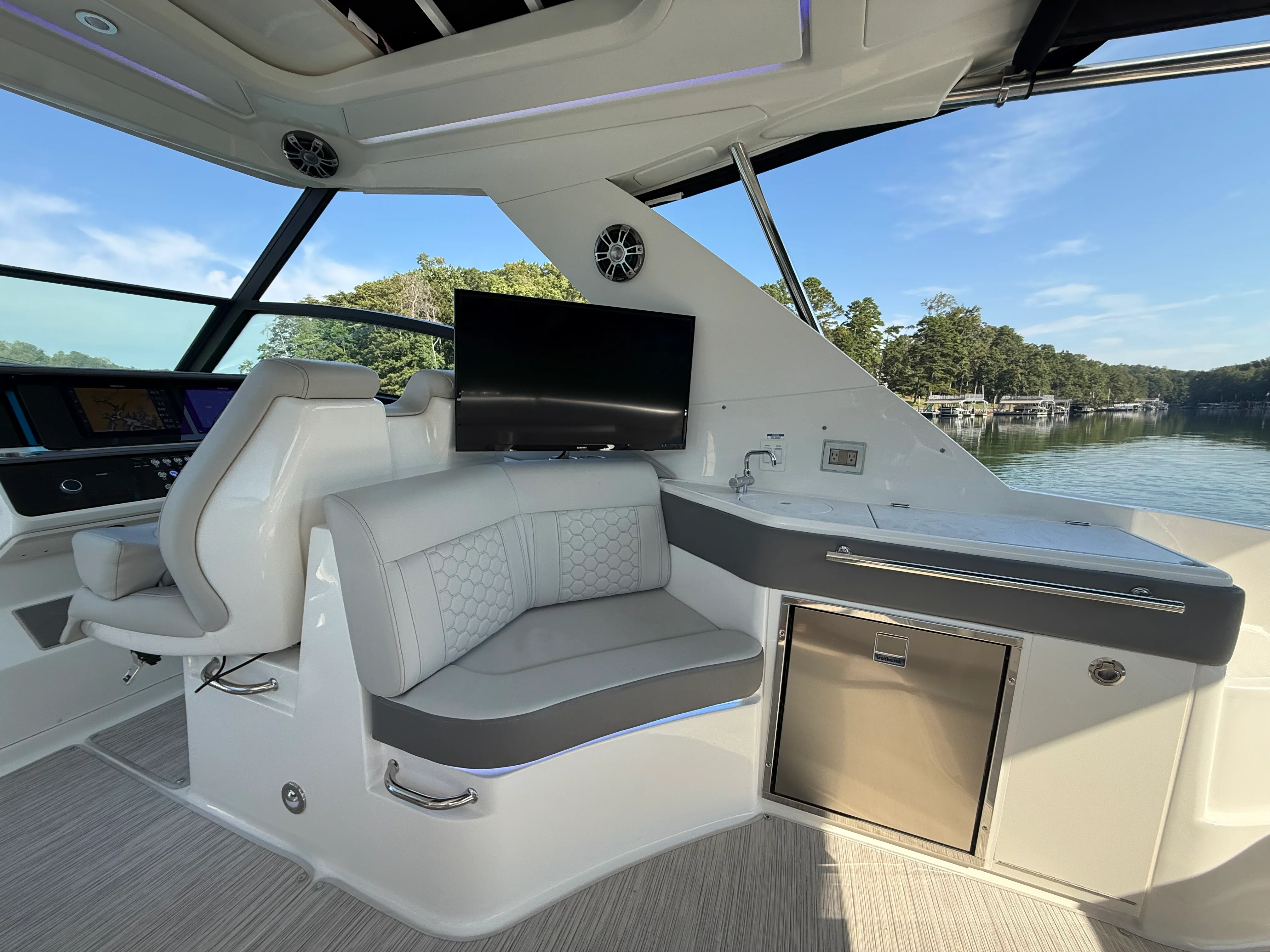 2024 Sea Ray 320 SUNDANCER Image Thumbnail #33