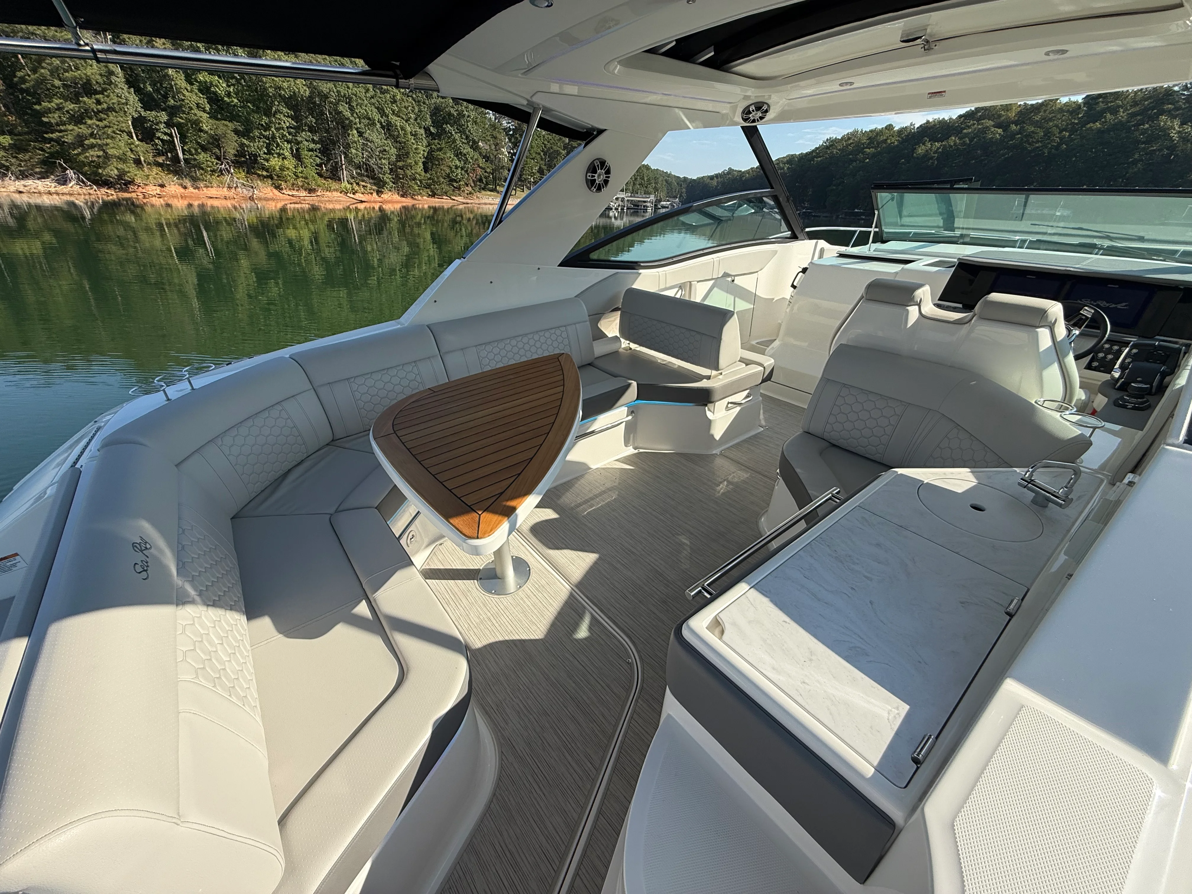 2024 Sea Ray 320 SUNDANCER Image Thumbnail #27