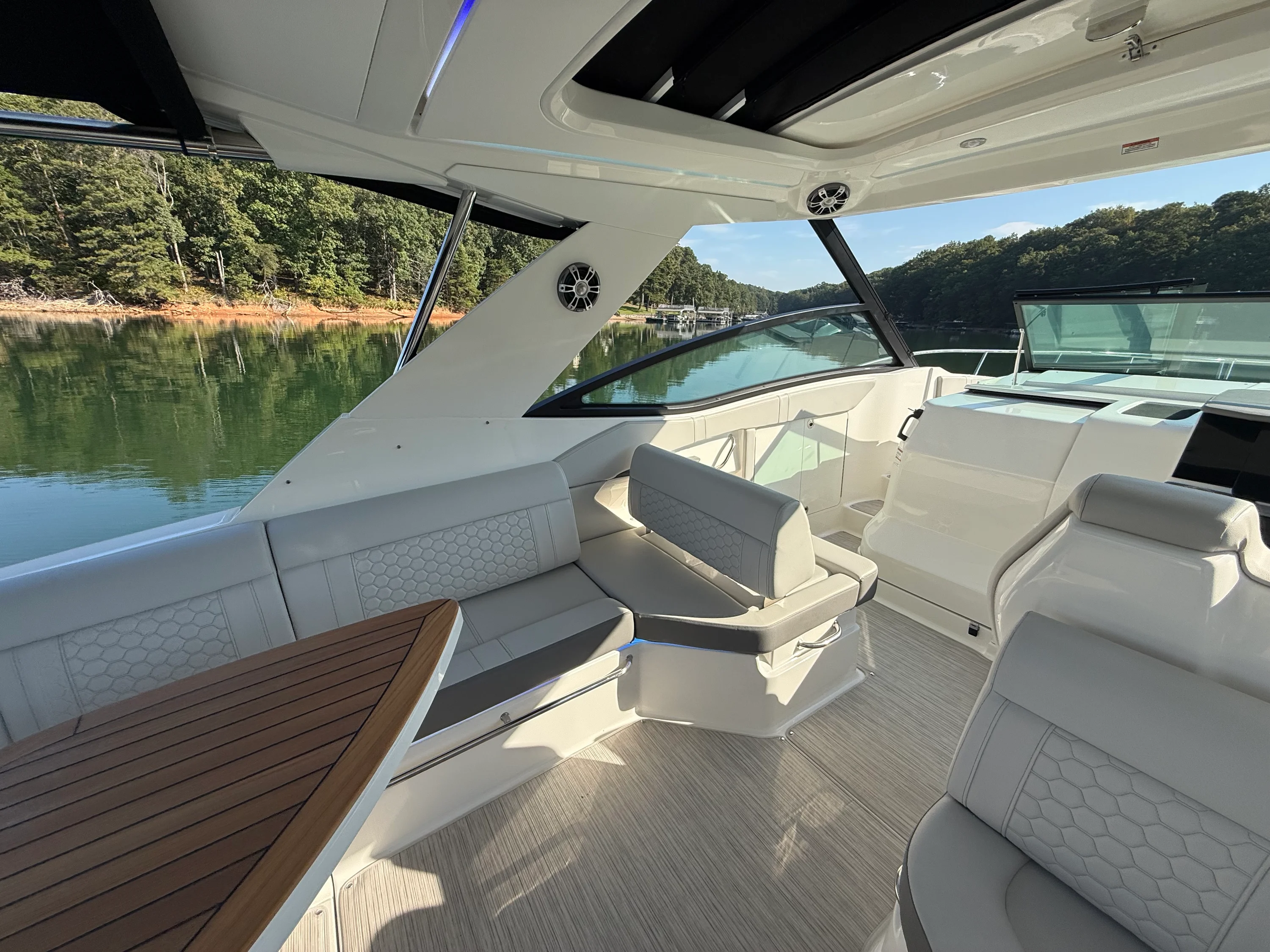 2024 Sea Ray 320 SUNDANCER Image Thumbnail #36