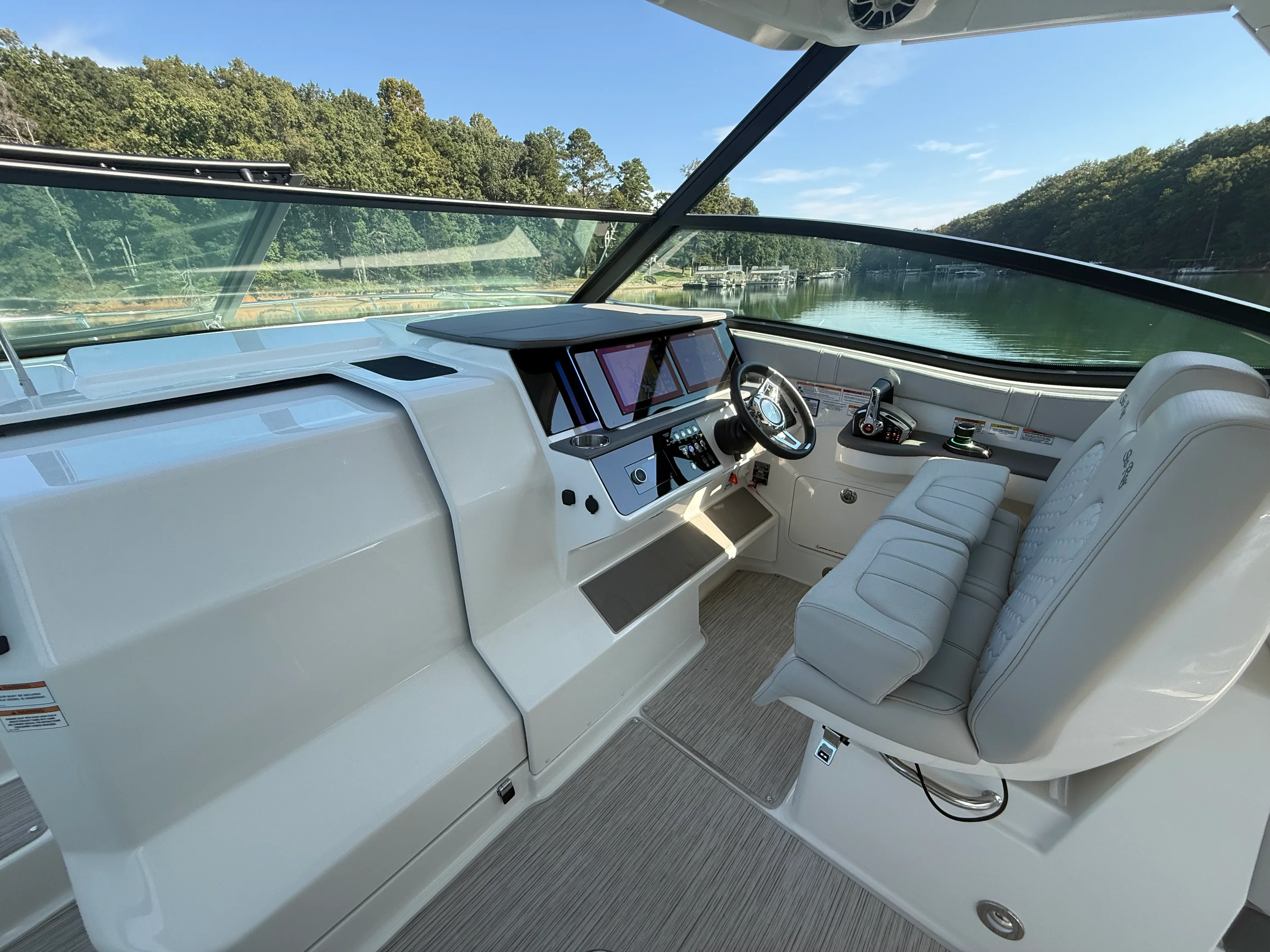 2024 Sea Ray 320 SUNDANCER Image Thumbnail #43