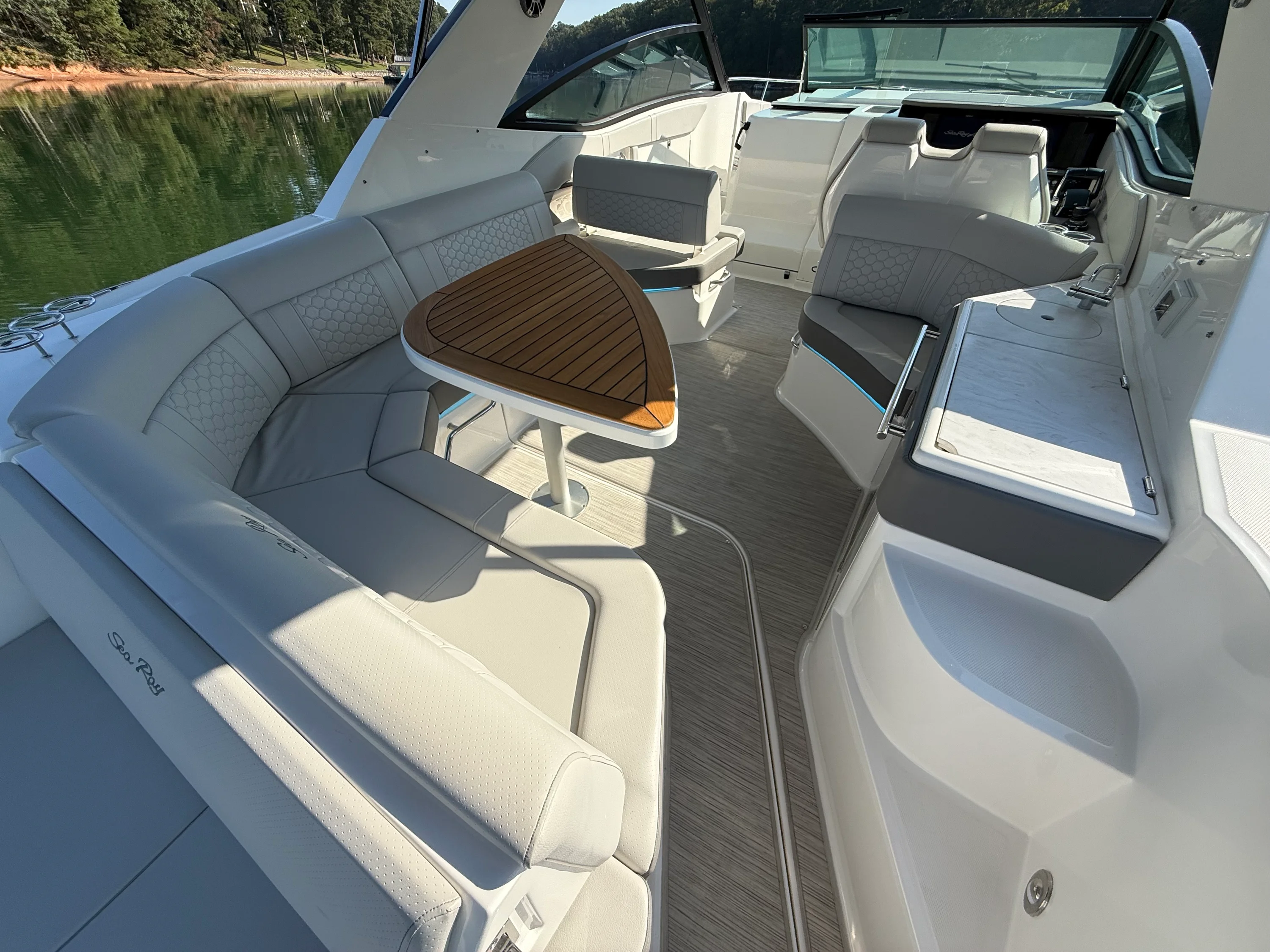 2024 Sea Ray 320 SUNDANCER Image Thumbnail #26