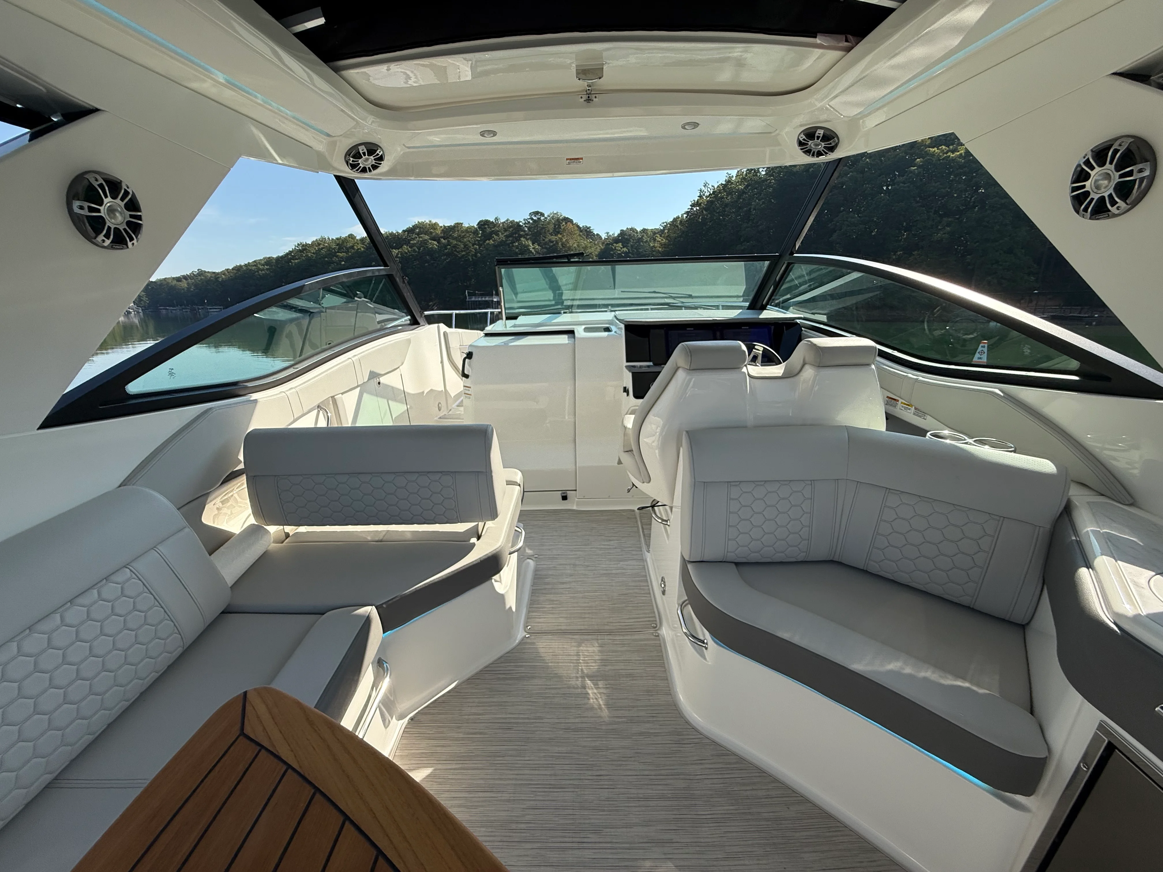 2024 Sea Ray 320 SUNDANCER Image Thumbnail #35