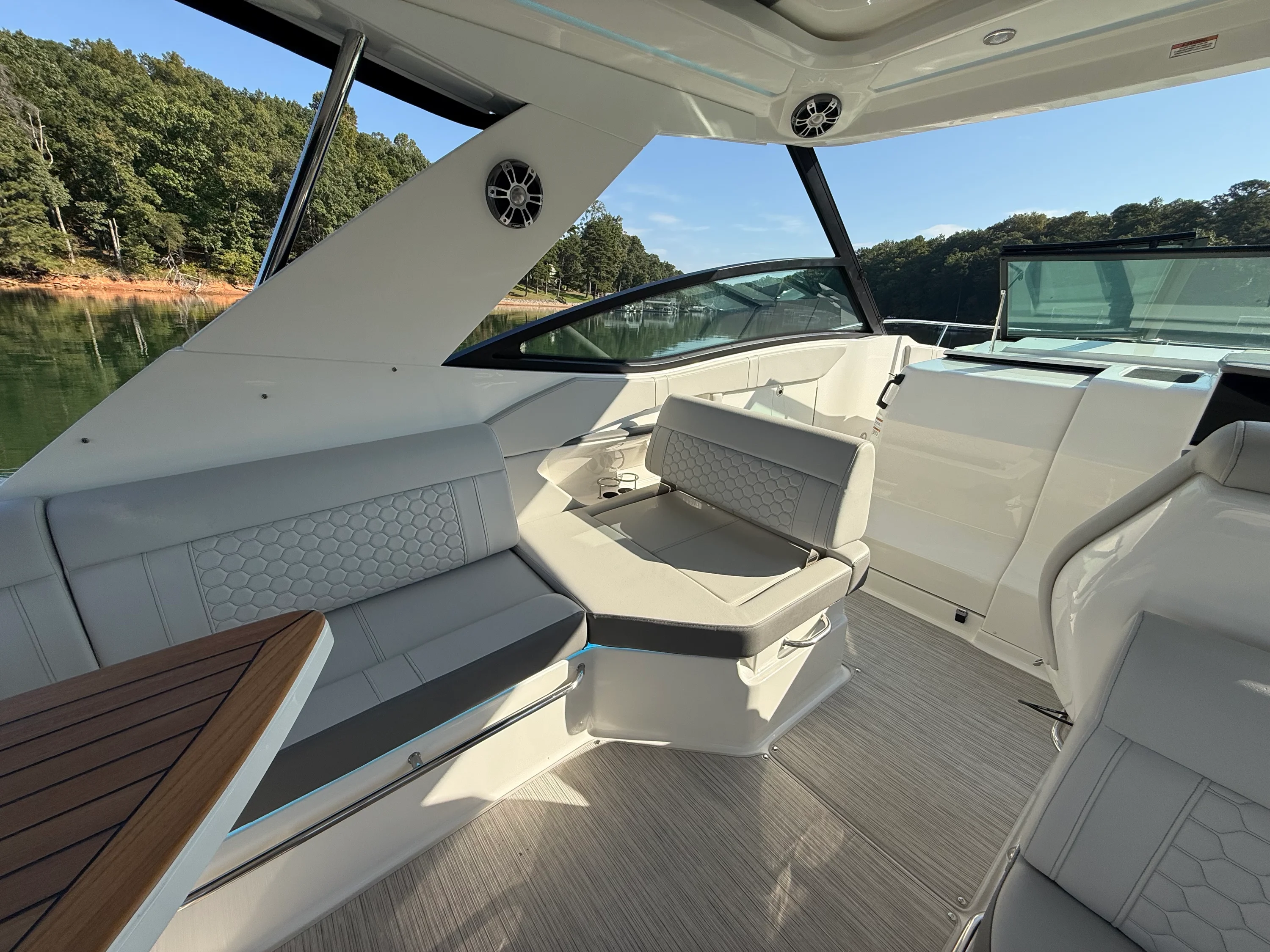 2024 Sea Ray 320 SUNDANCER Image Thumbnail #37