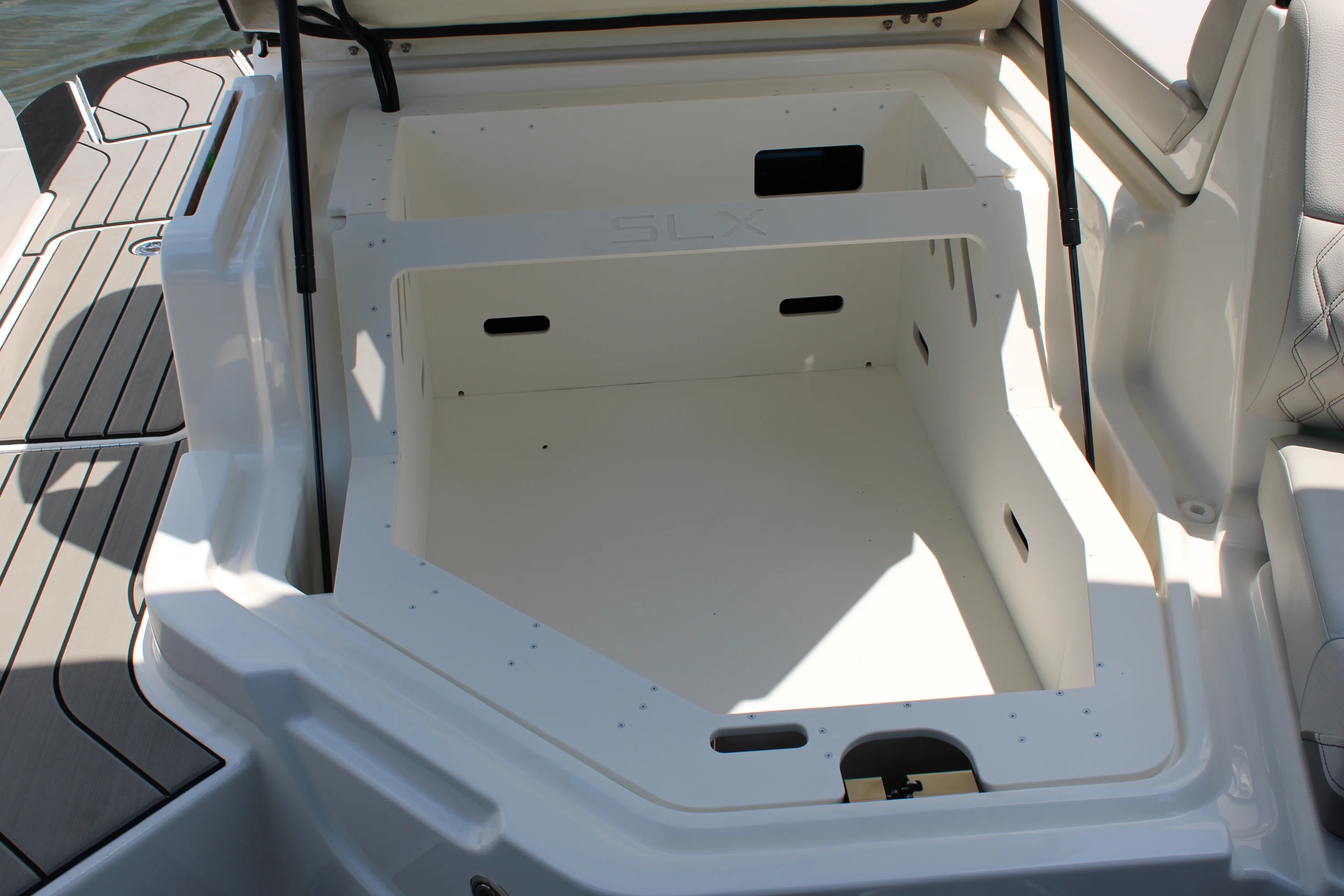 2026 Sea Ray SLX 280 Outboard Image Thumbnail #68