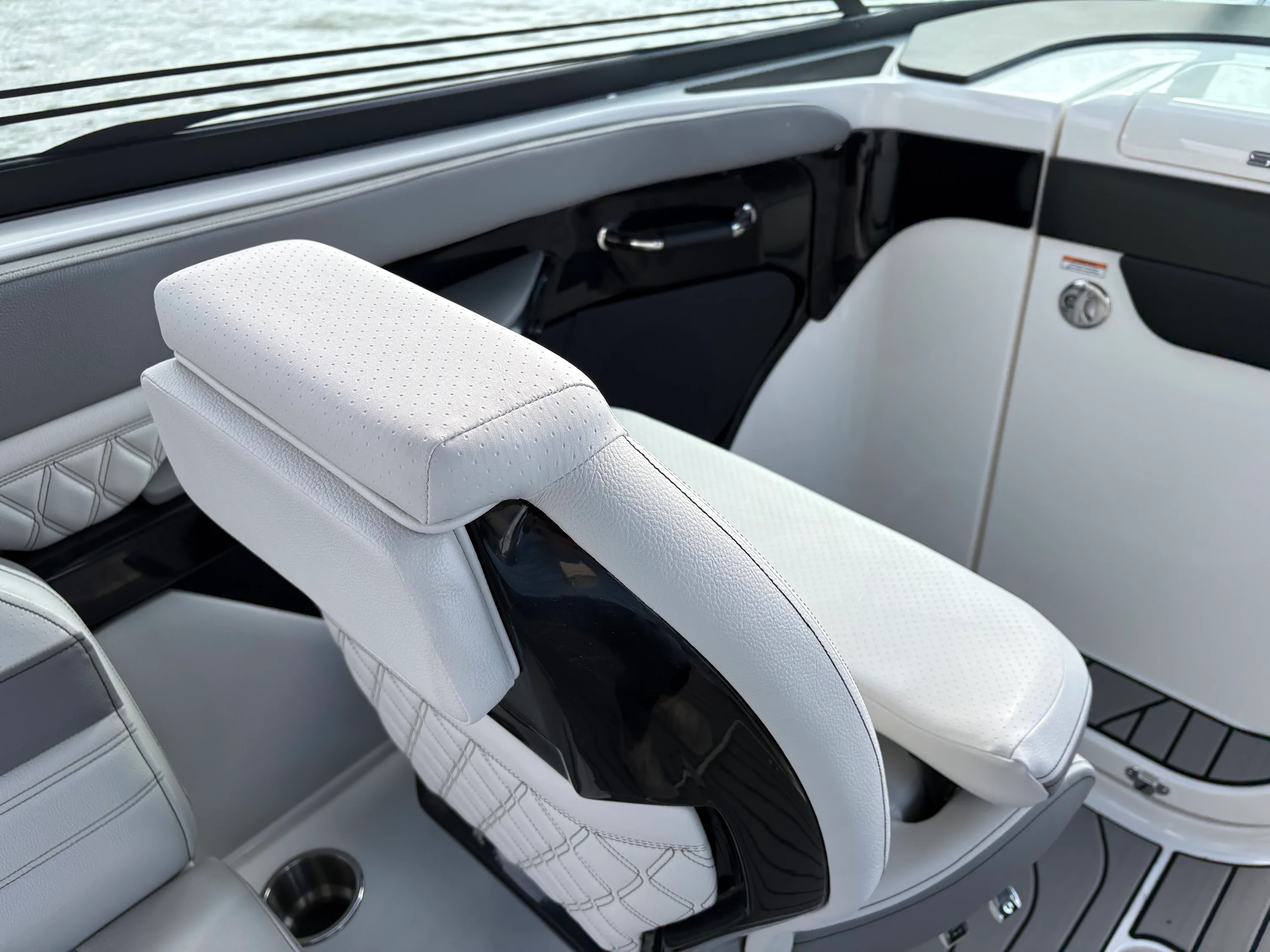 2026 Sea Ray SLX 280 Outboard Image Thumbnail #18