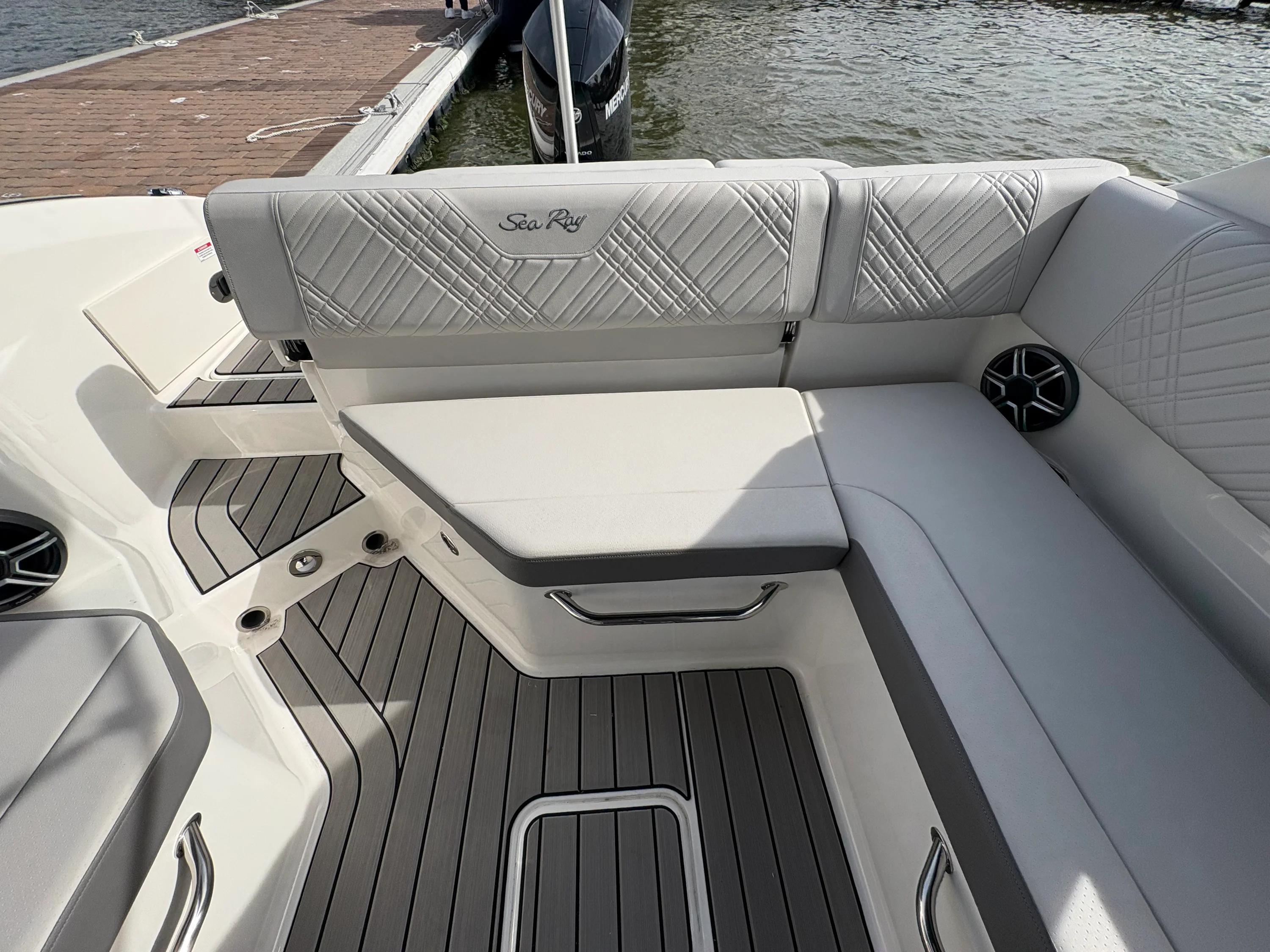 2026 Sea Ray SDX 250 Outboard Image Thumbnail #15