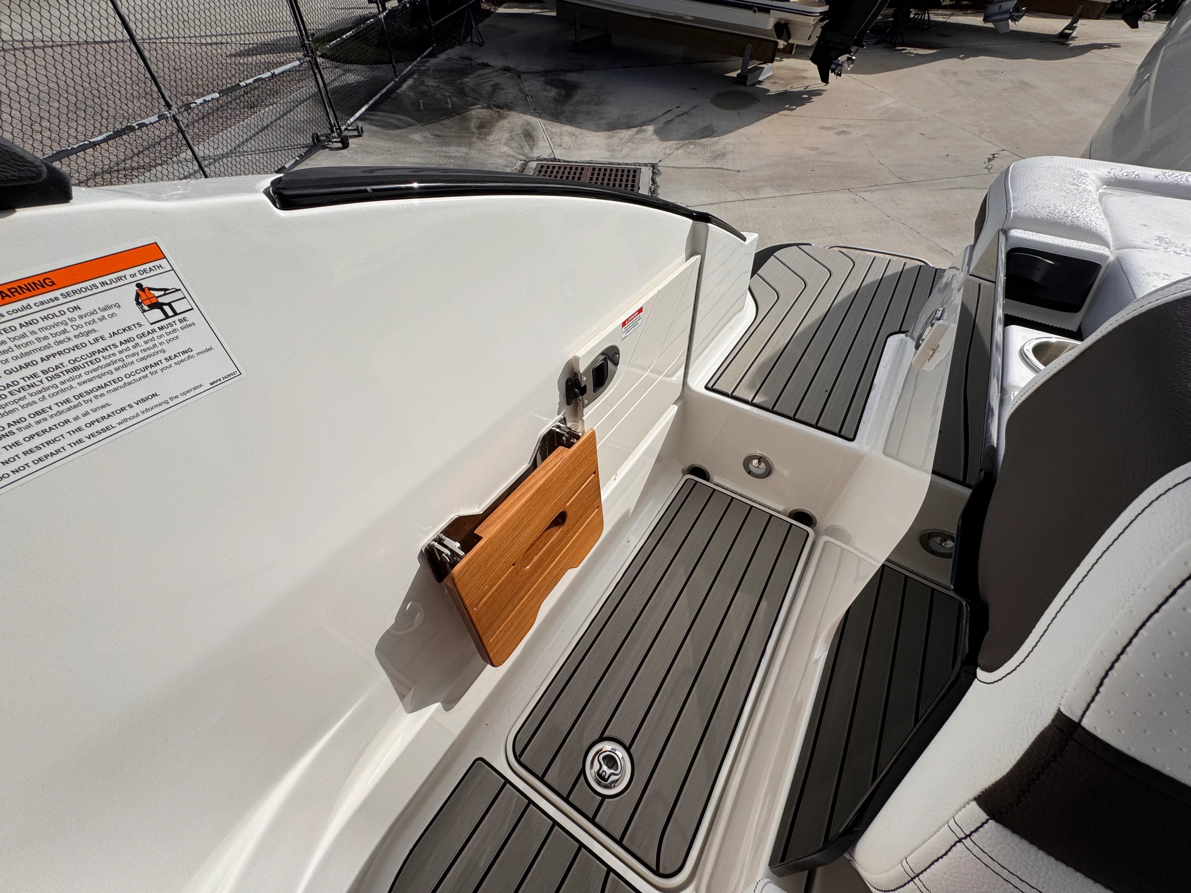 2026 Sea Ray SLX 260 Outboard Image Thumbnail #12