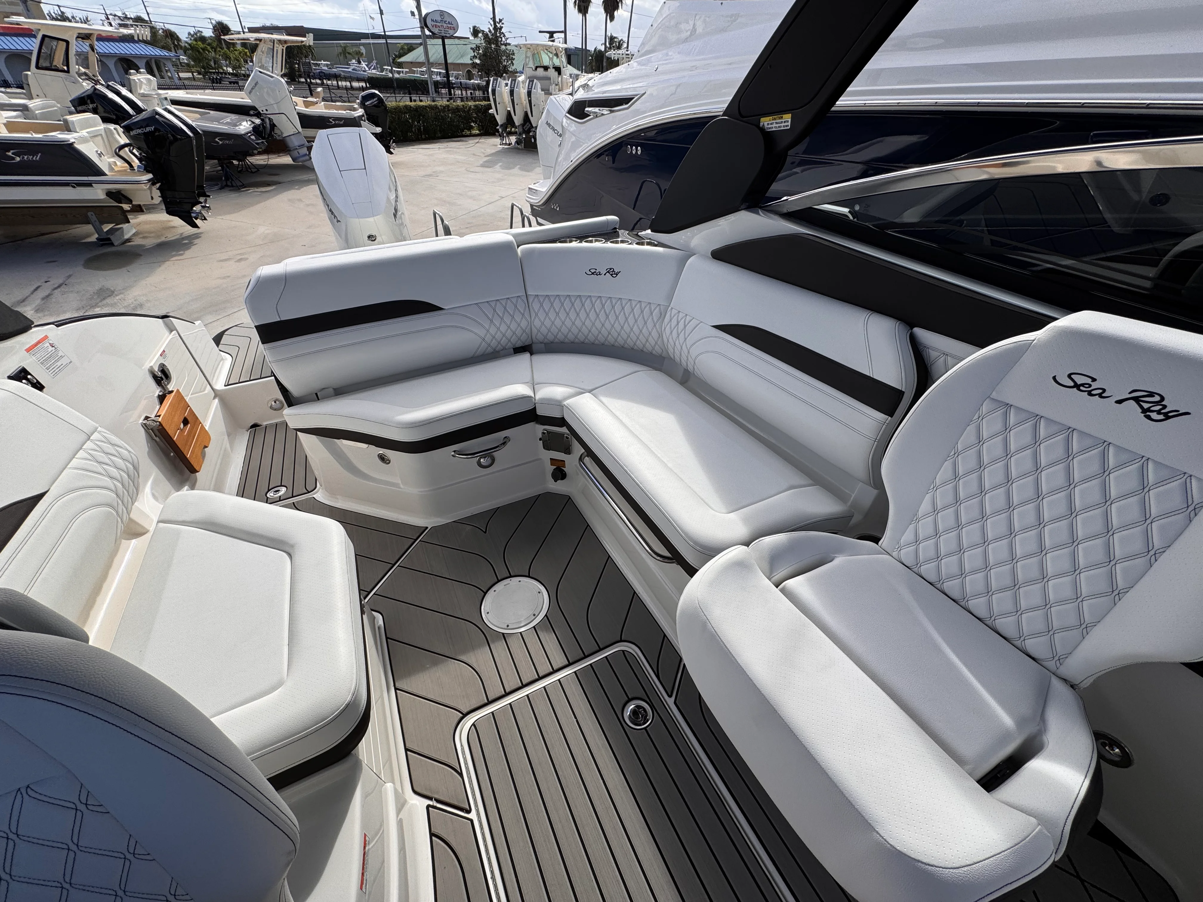 2026 Sea Ray SLX 260 Outboard Image Thumbnail #24