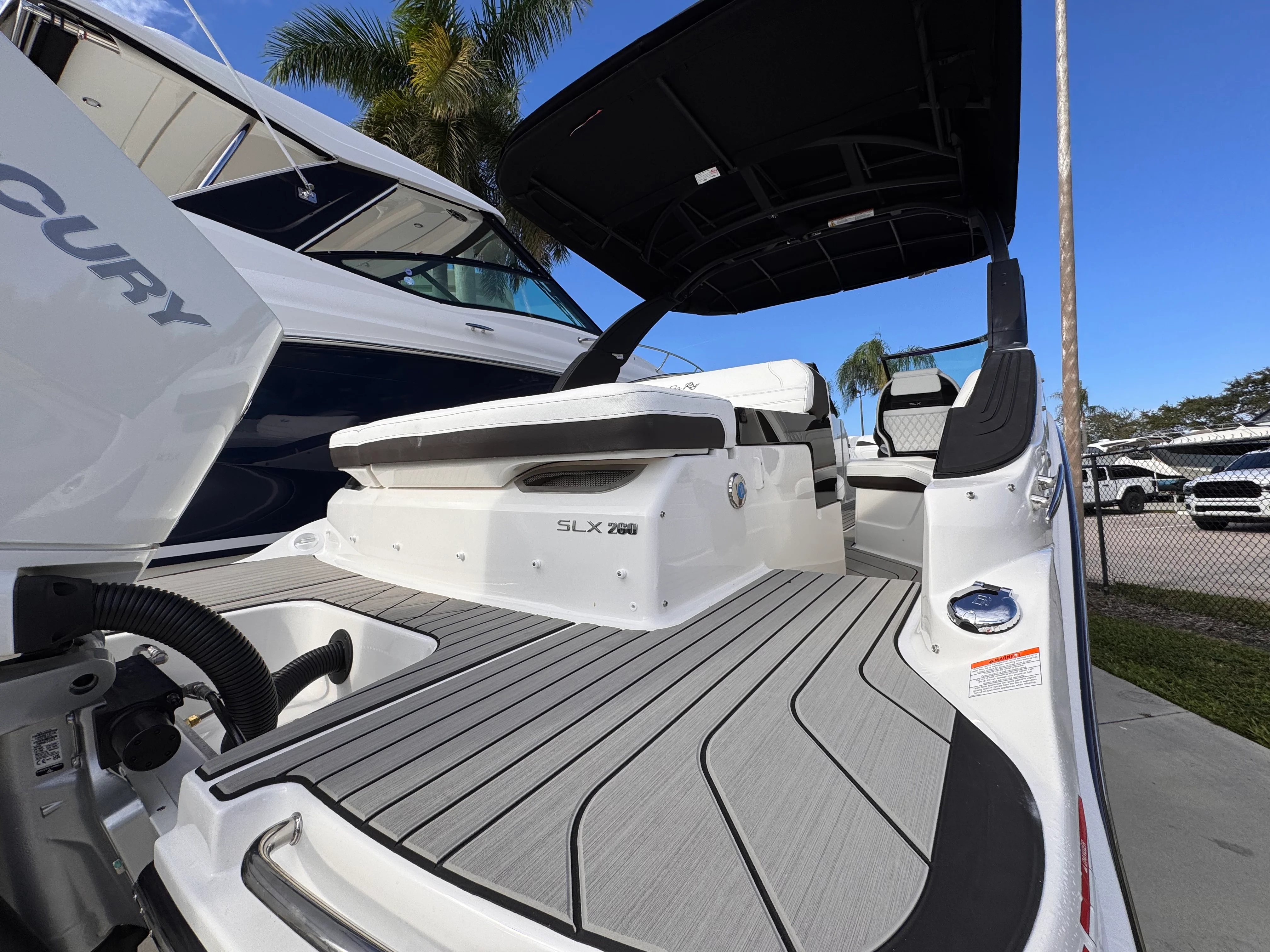 2026 Sea Ray SLX 260 Outboard Image Thumbnail #6