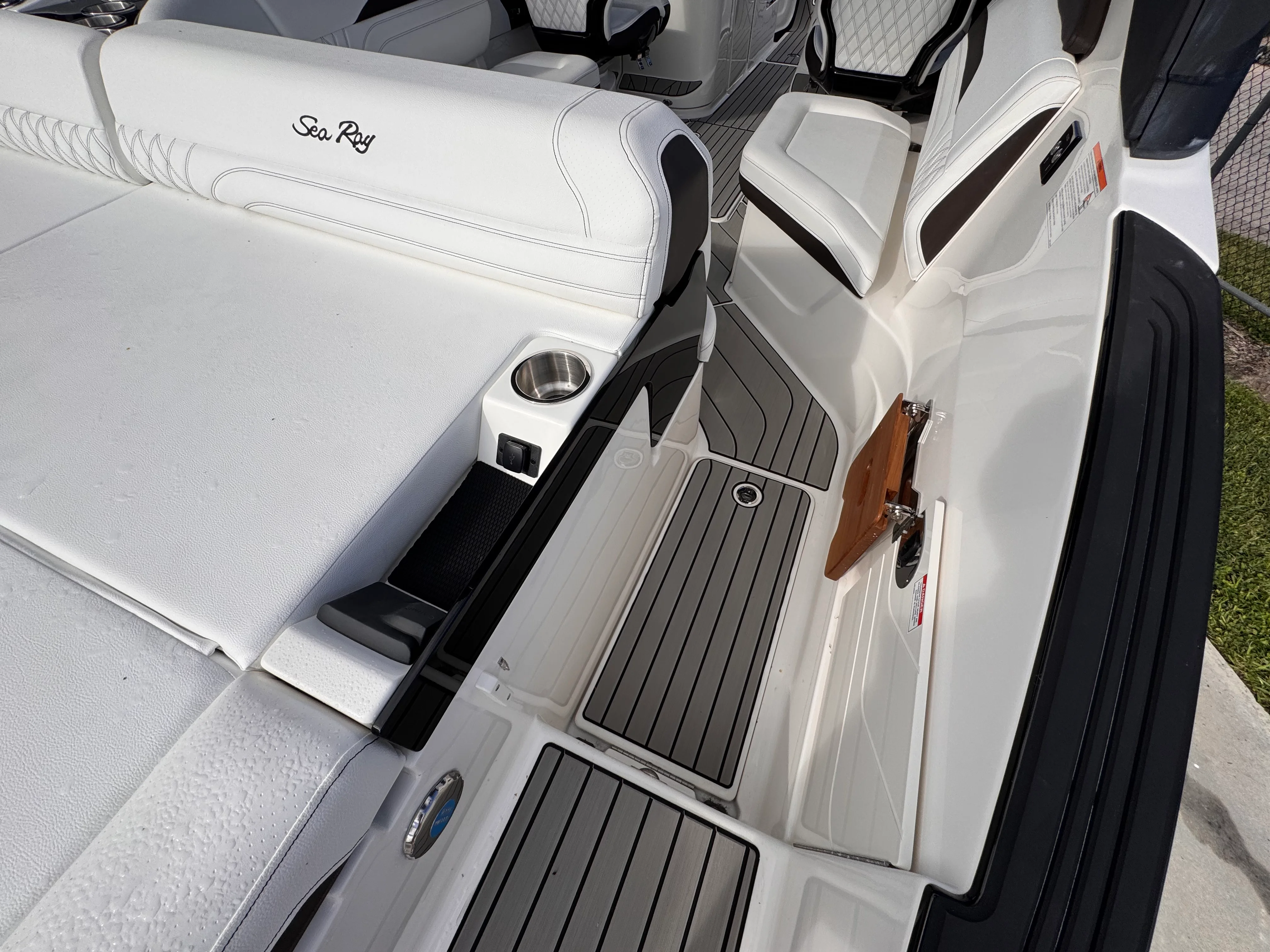 2026 Sea Ray SLX 260 Outboard Image Thumbnail #11