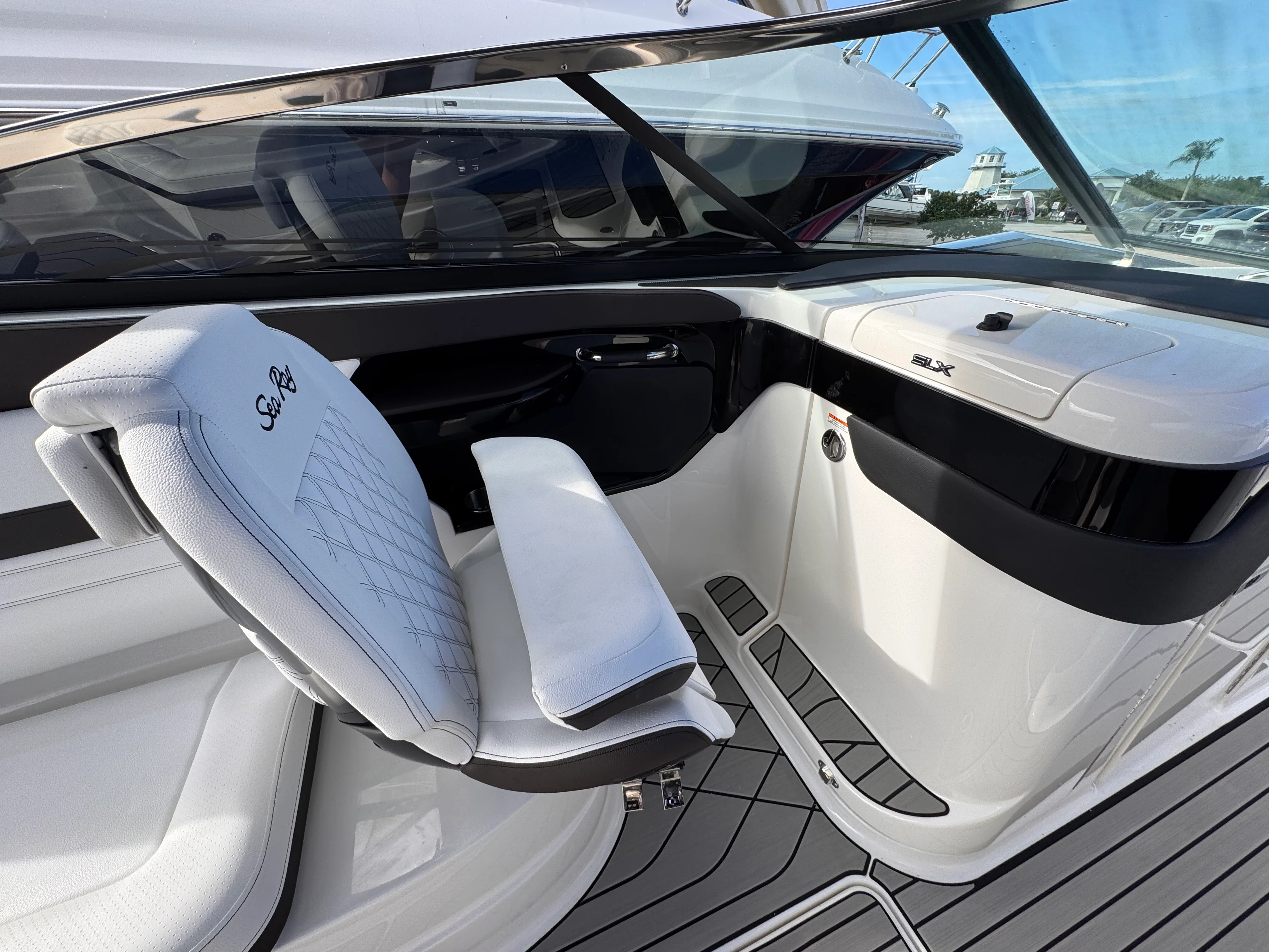 2026 Sea Ray SLX 260 Outboard Image Thumbnail #25