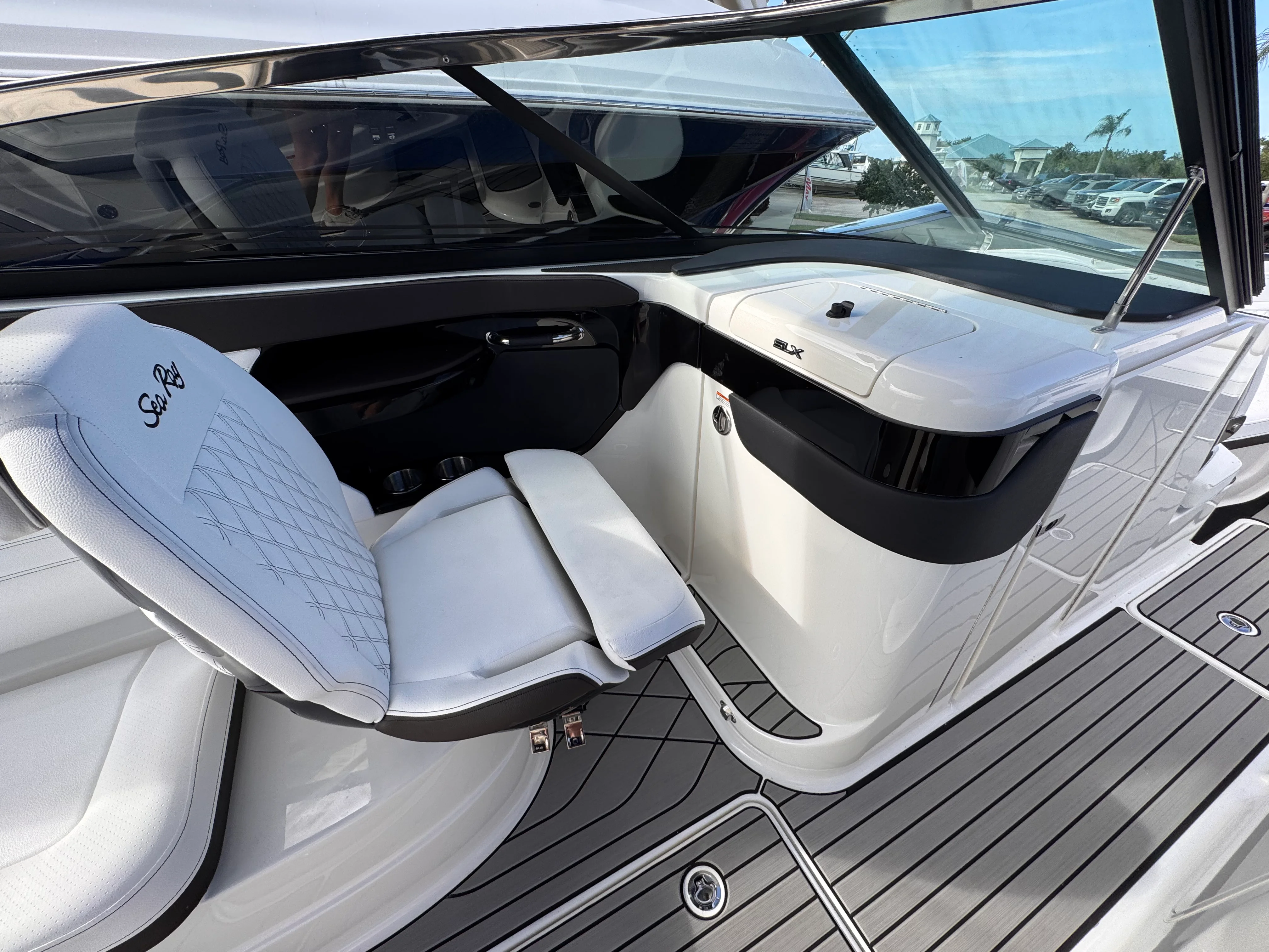 2026 Sea Ray SLX 260 Outboard Image Thumbnail #21