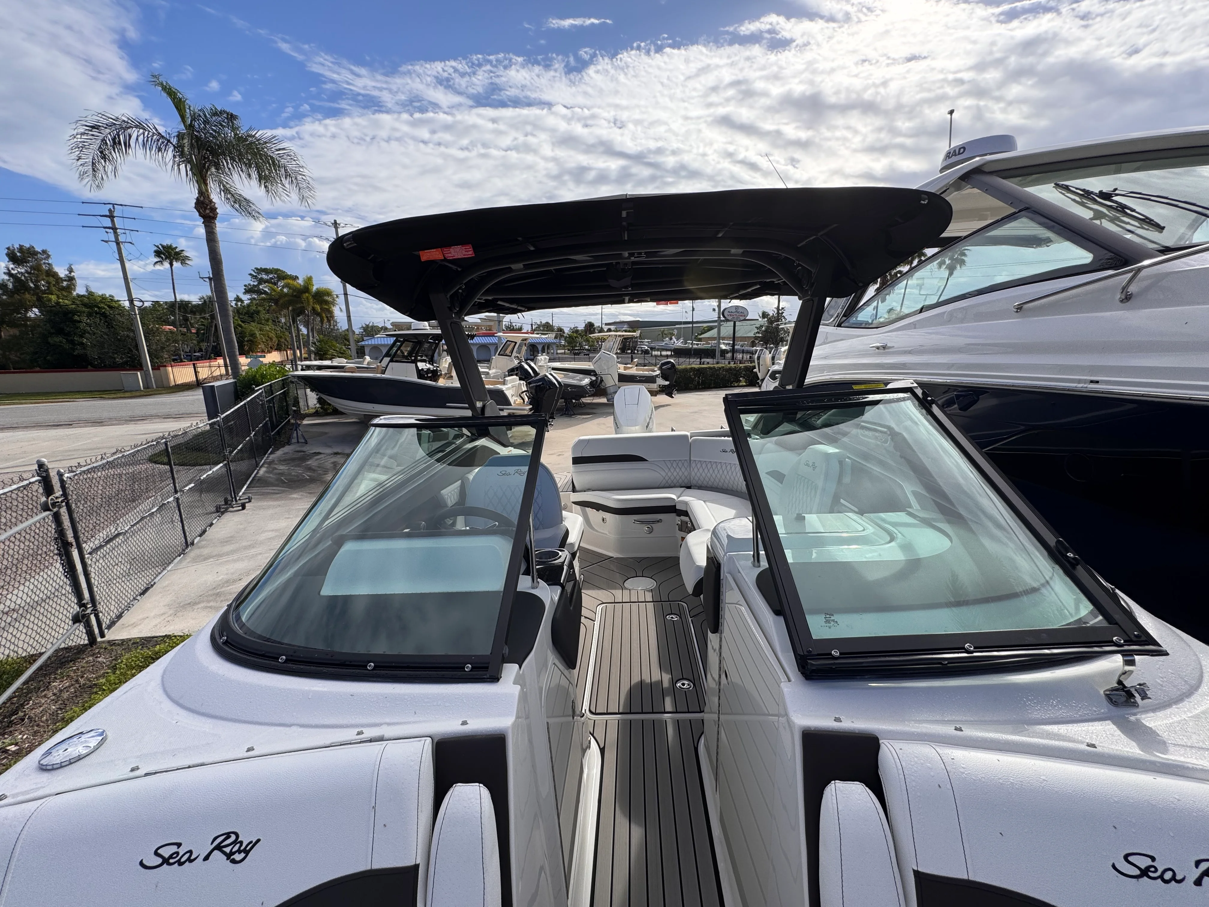 2026 Sea Ray SLX 260 Outboard Image Thumbnail #29