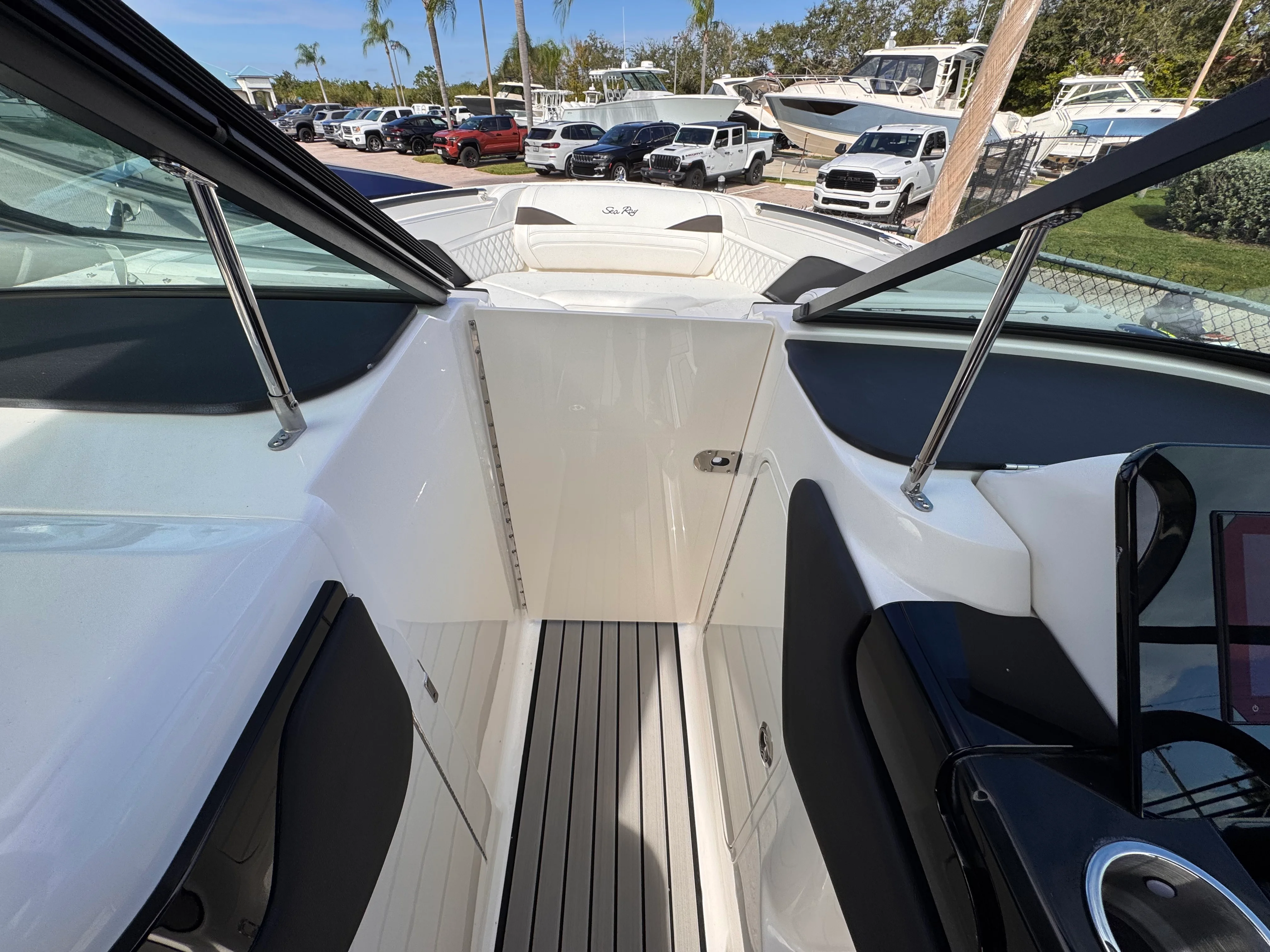 2026 Sea Ray SLX 260 Outboard Image Thumbnail #27