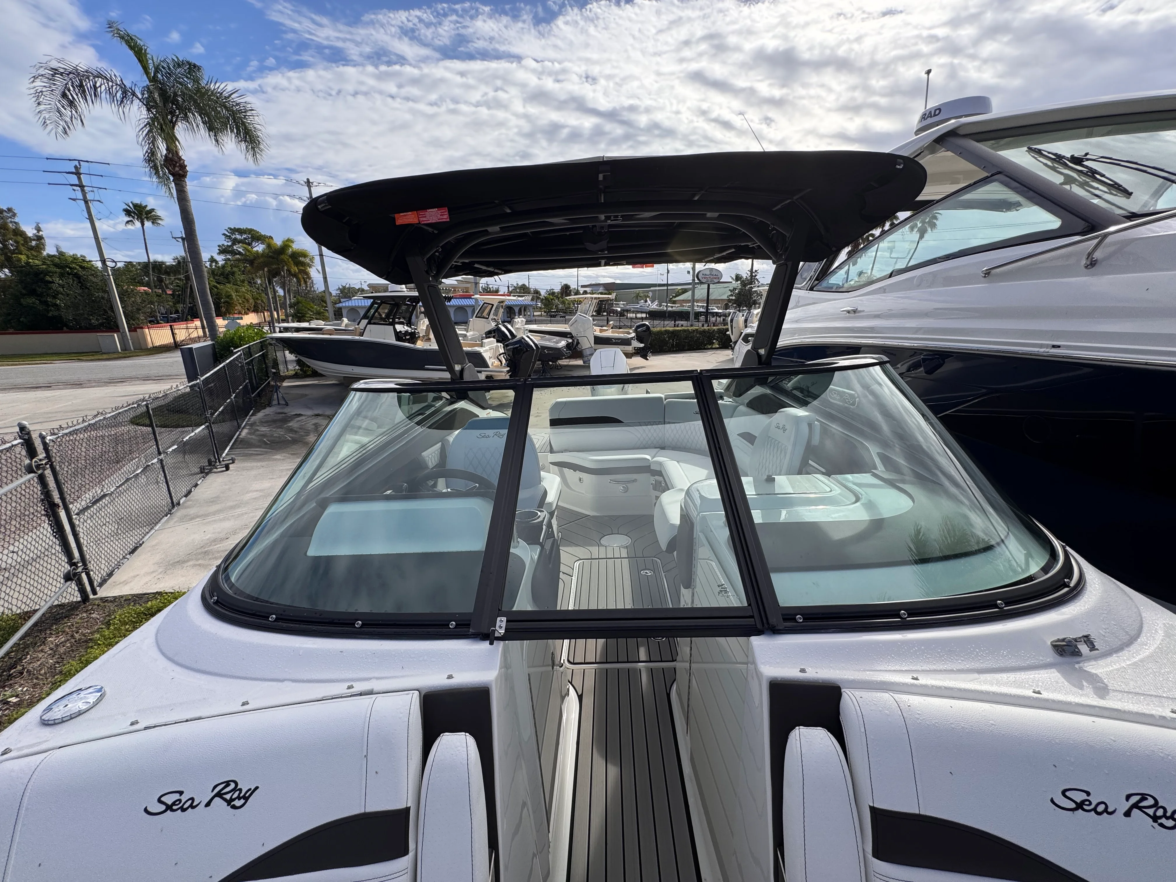 2026 Sea Ray SLX 260 Outboard Image Thumbnail #30