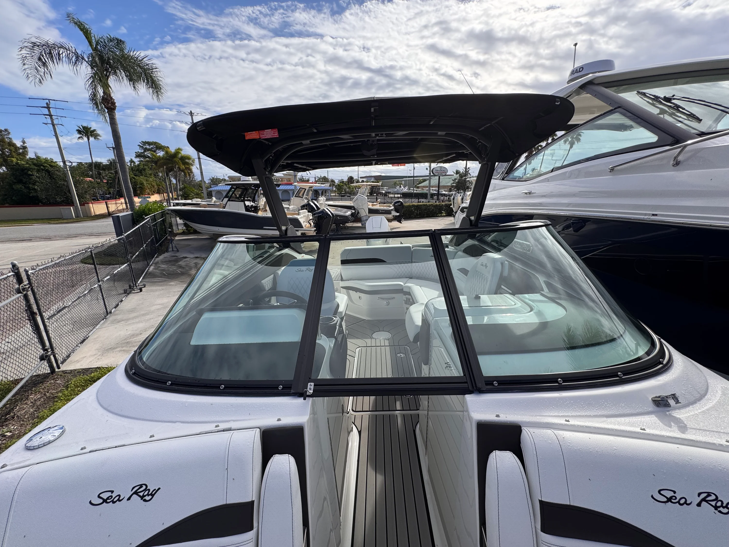 2026 Sea Ray SLX 260 Outboard Image Thumbnail #32