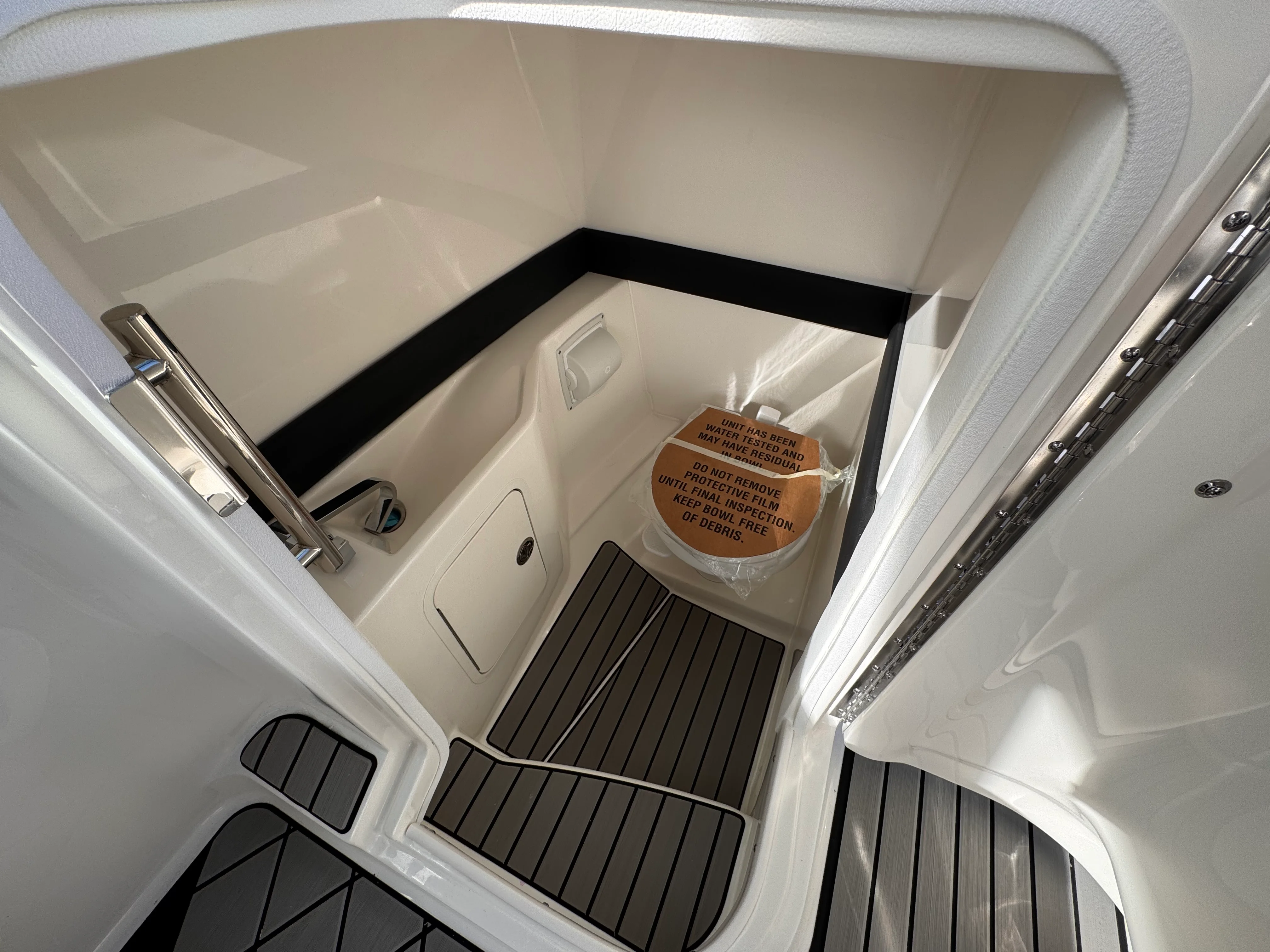 2026 Sea Ray SLX 260 Outboard Image Thumbnail #28