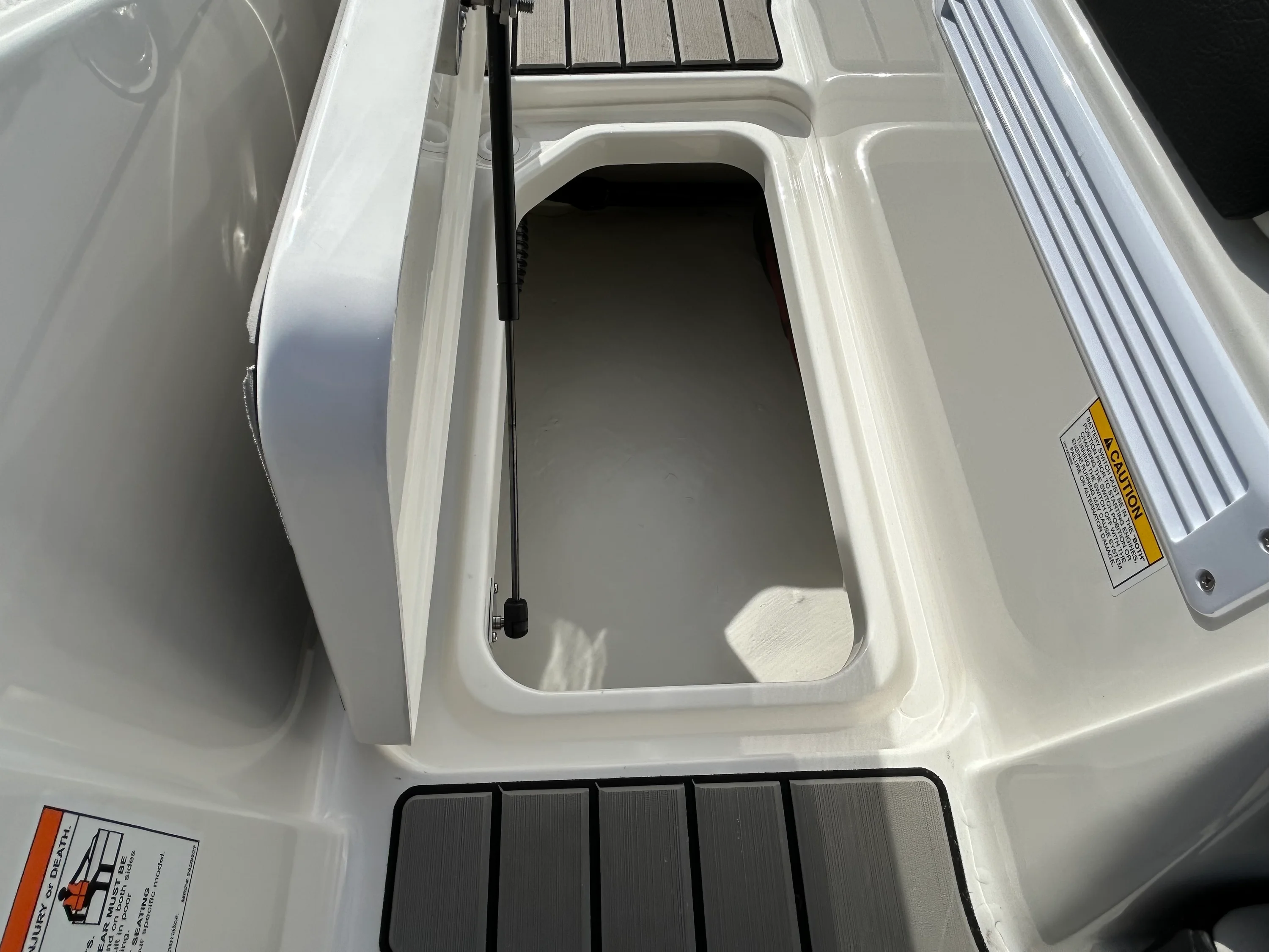 2026 Sea Ray SPX 210 Outboard Image Thumbnail #9