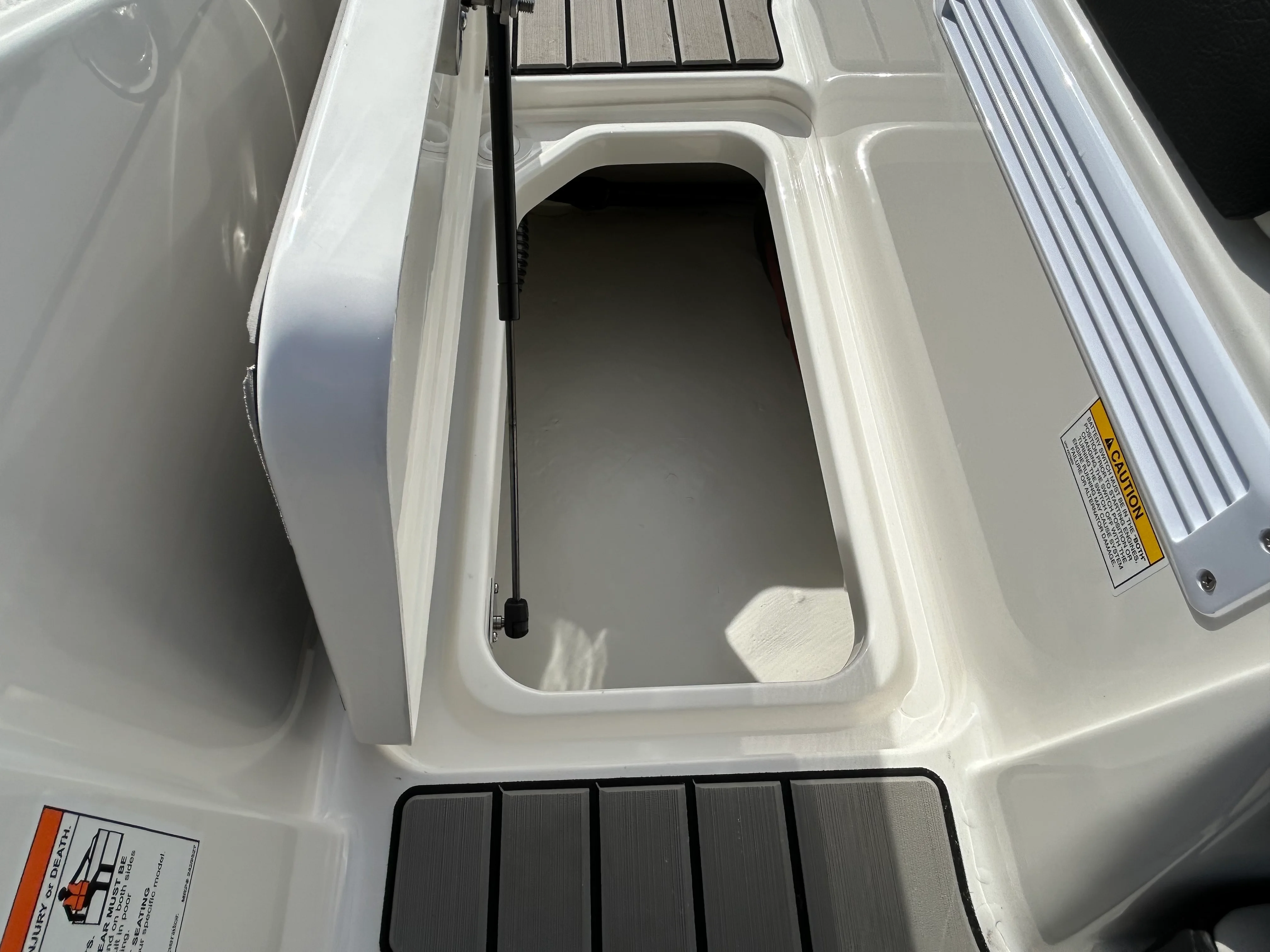 2026 Sea Ray SPX 210 Outboard Image Thumbnail #9