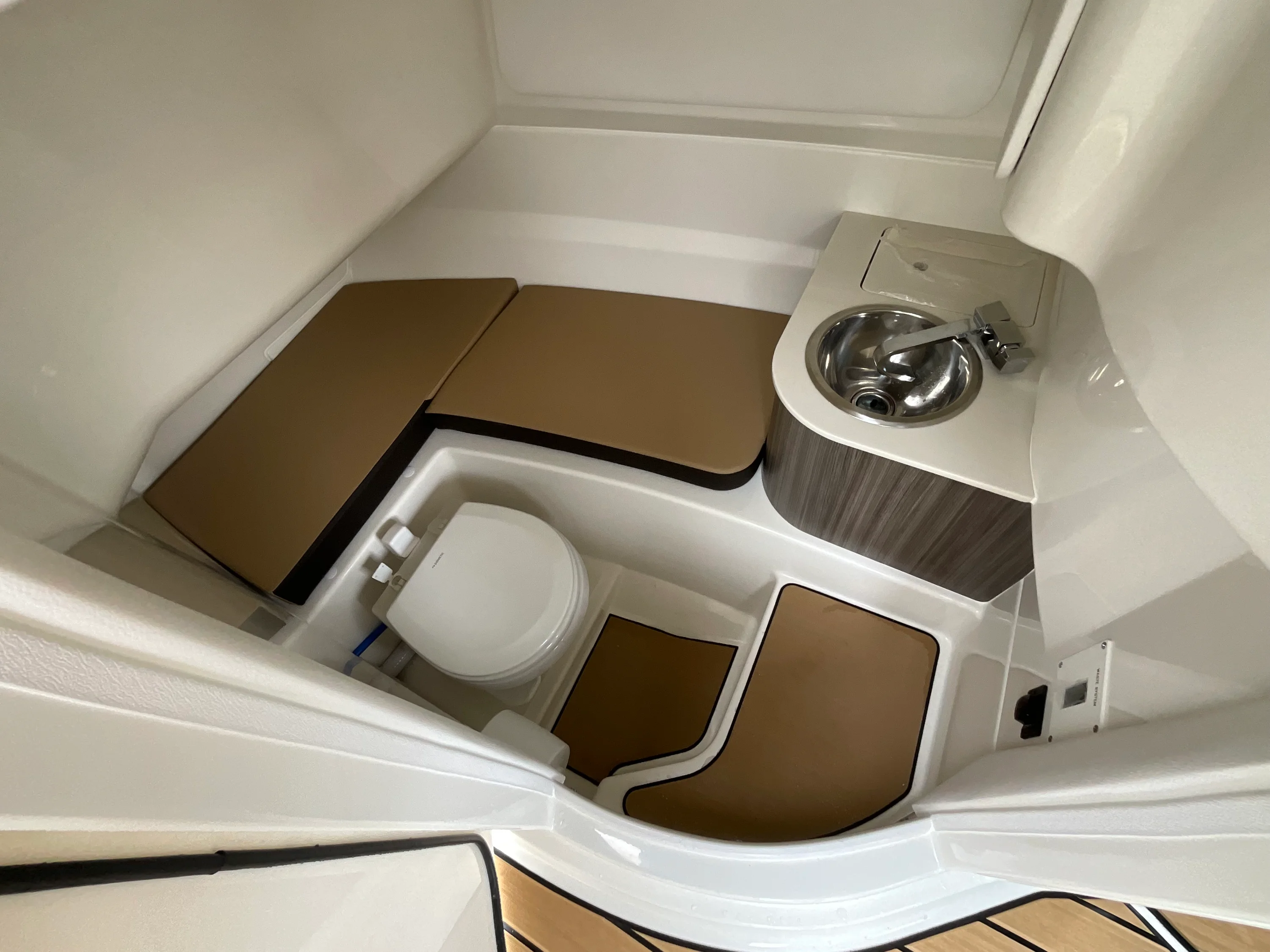 2026 Sea Ray SDX 250 Outboard Image Thumbnail #13