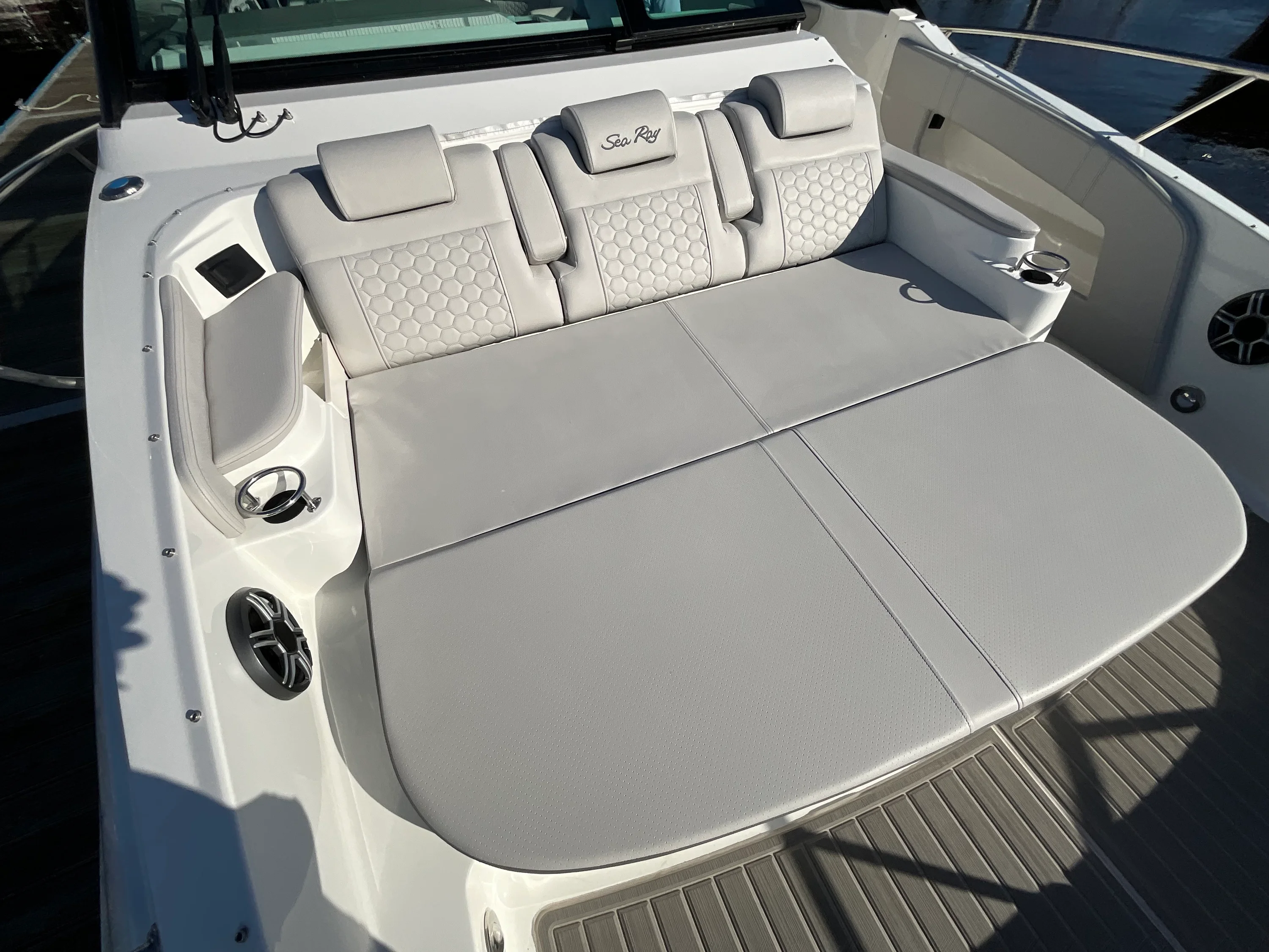 2026 Sea Ray Sundancer 320 Outboard Image Thumbnail #5