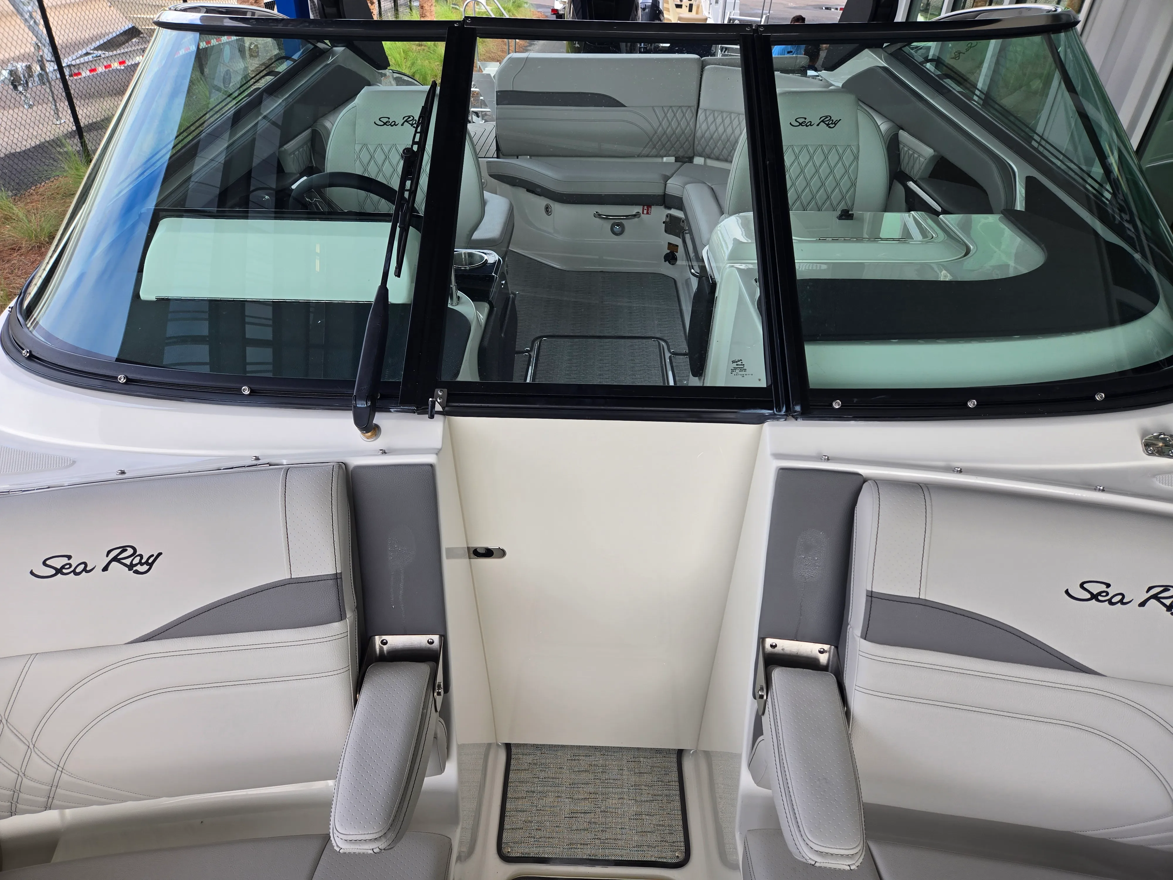 2026 Sea Ray SLX 260 Outboard Image Thumbnail #13