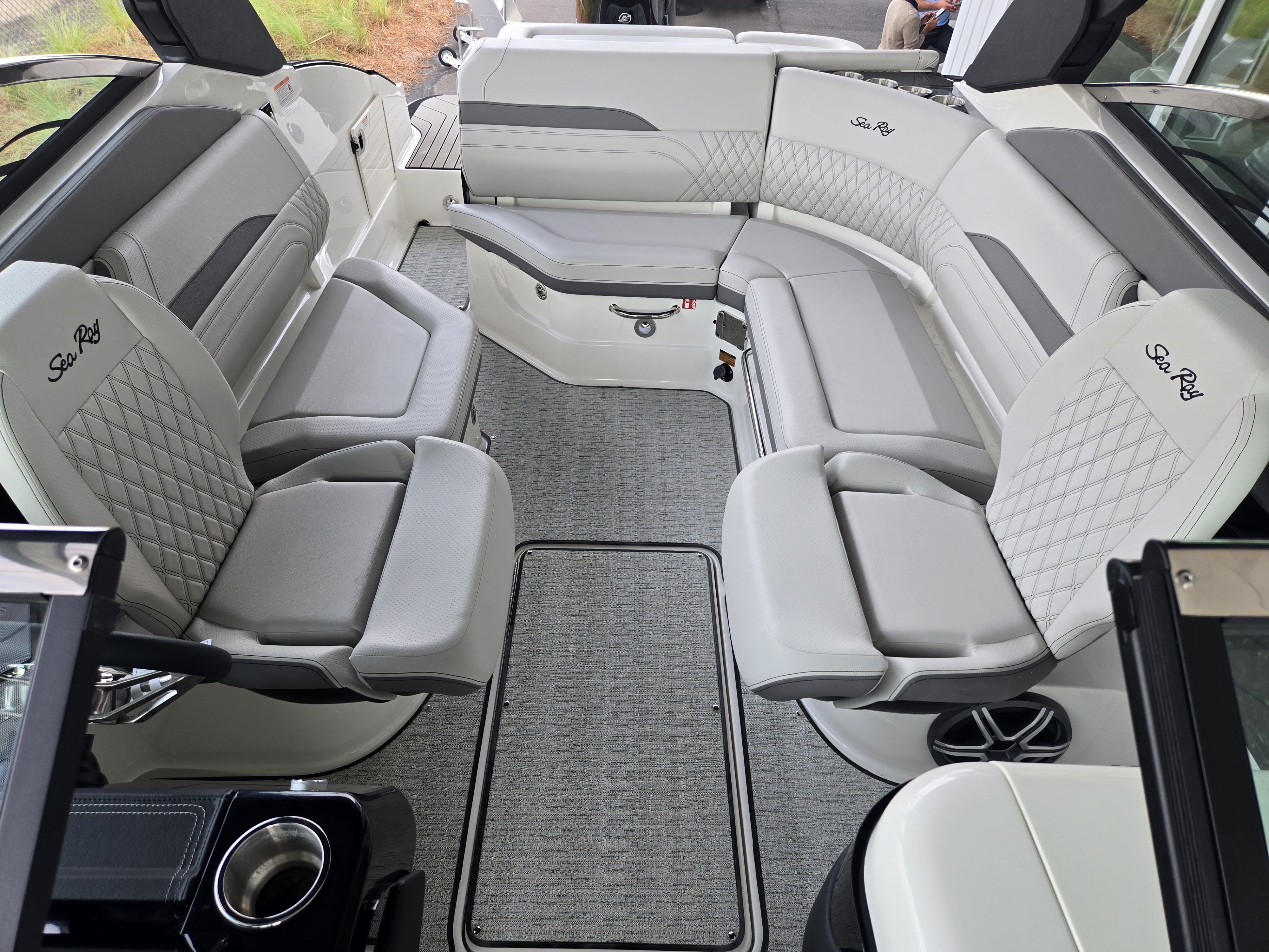 2026 Sea Ray SLX 260 Outboard Image Thumbnail #12