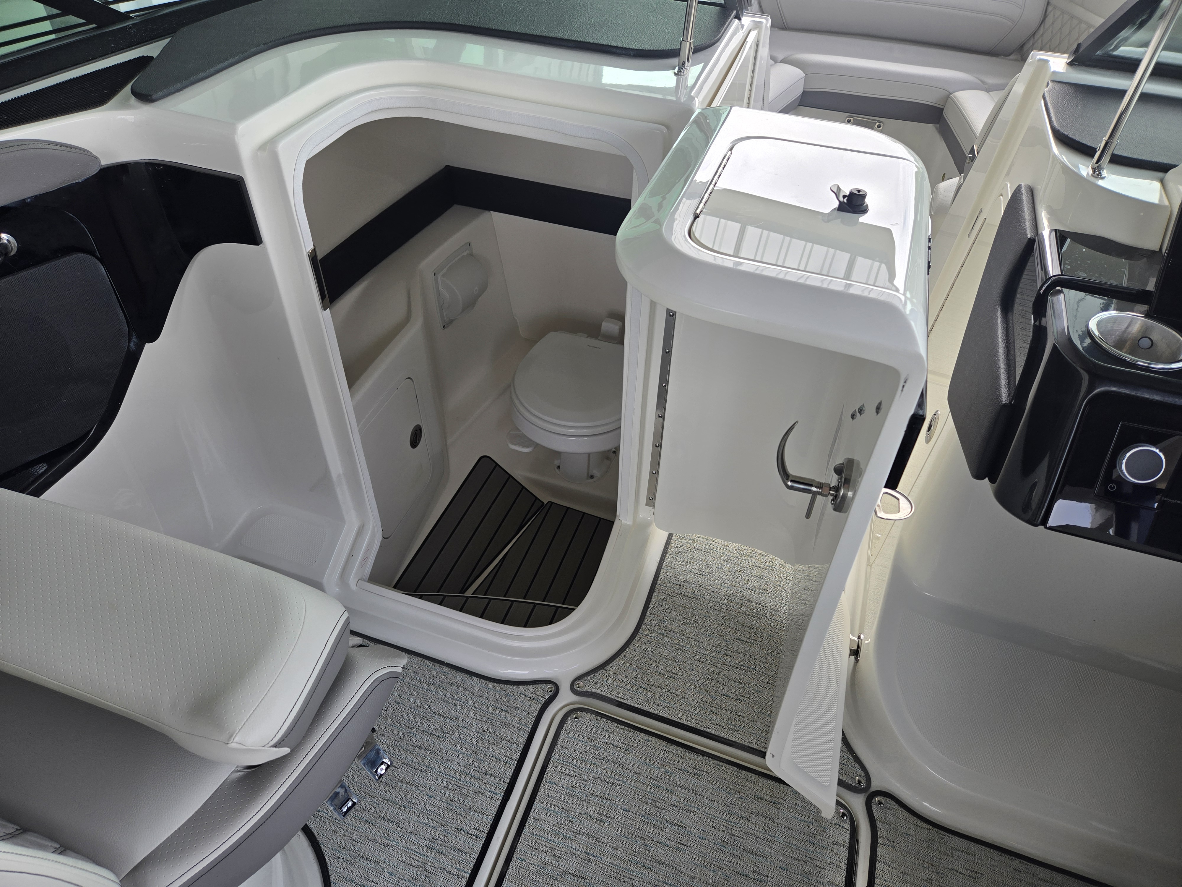 2026 Sea Ray SLX 260 Outboard Image Thumbnail #10