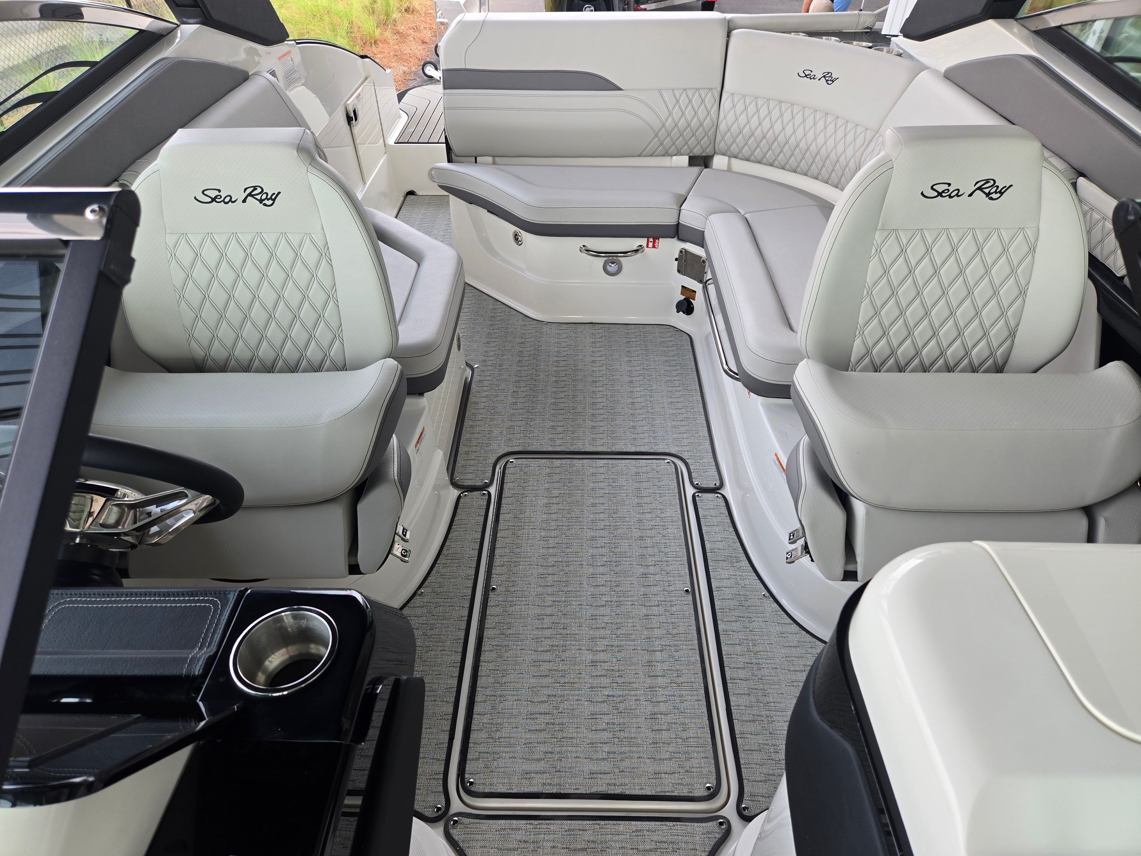 2026 Sea Ray SLX 260 Outboard Image Thumbnail #7