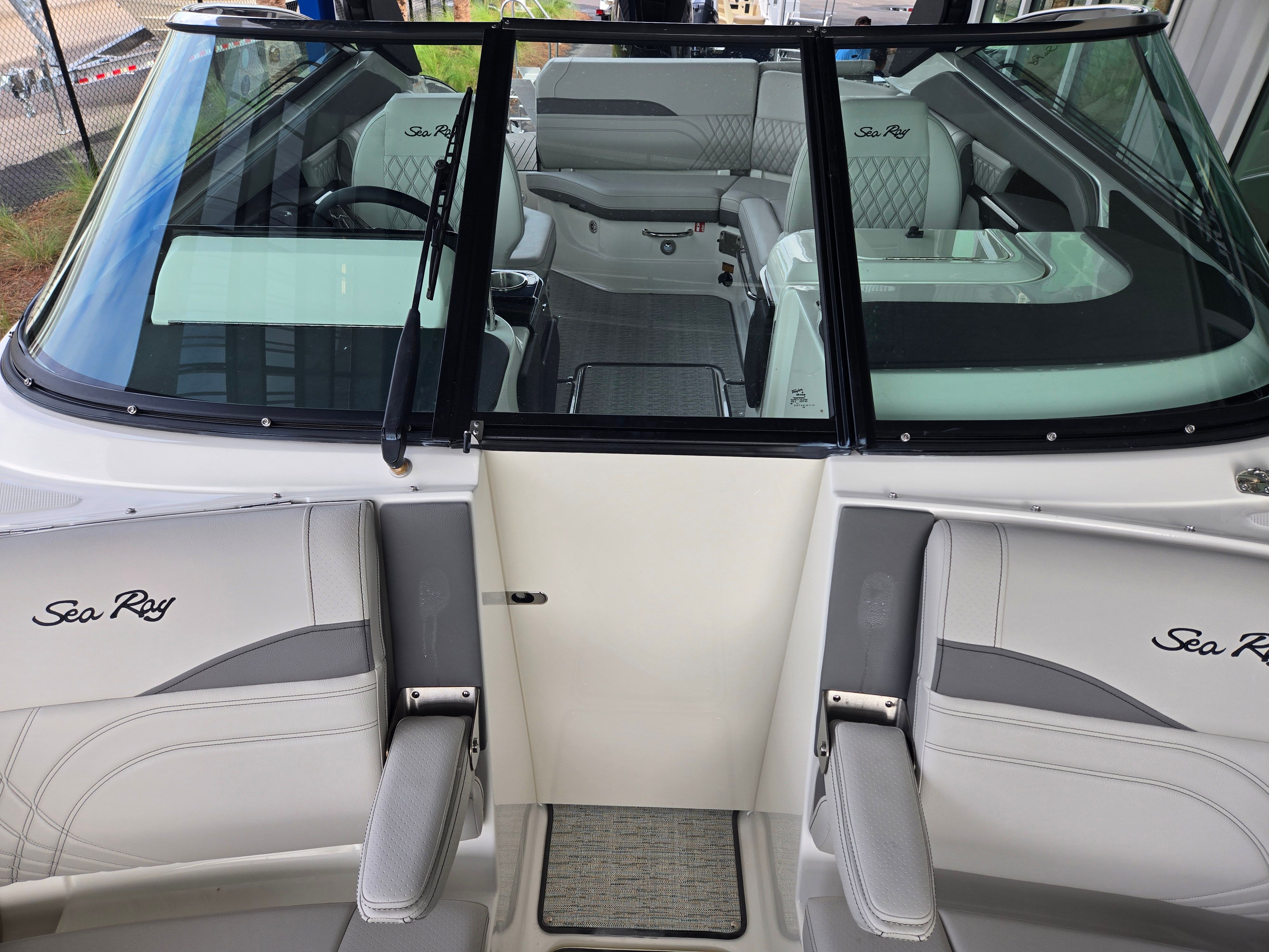 2026 Sea Ray SLX 260 Outboard Image Thumbnail #13