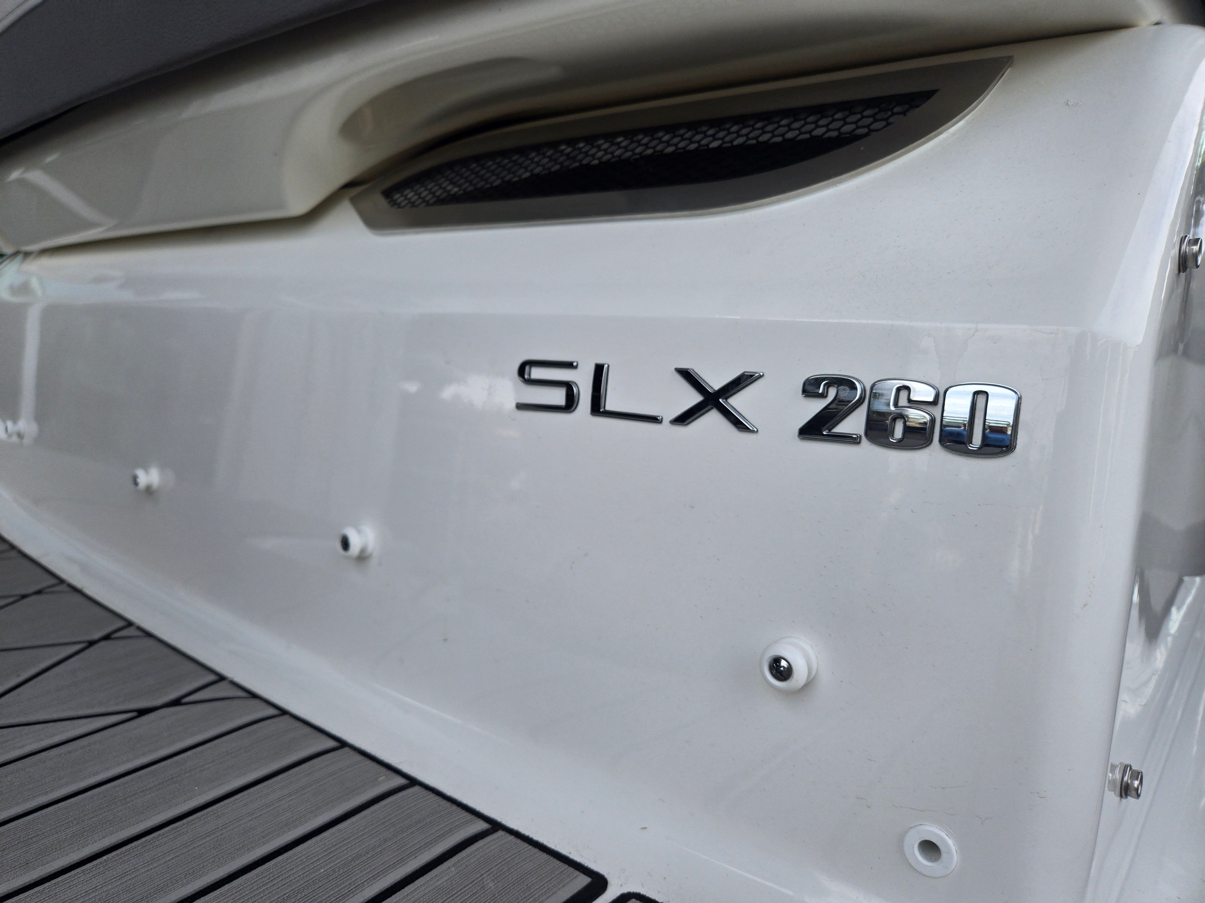 2026 Sea Ray SLX 260 Outboard Image Thumbnail #3