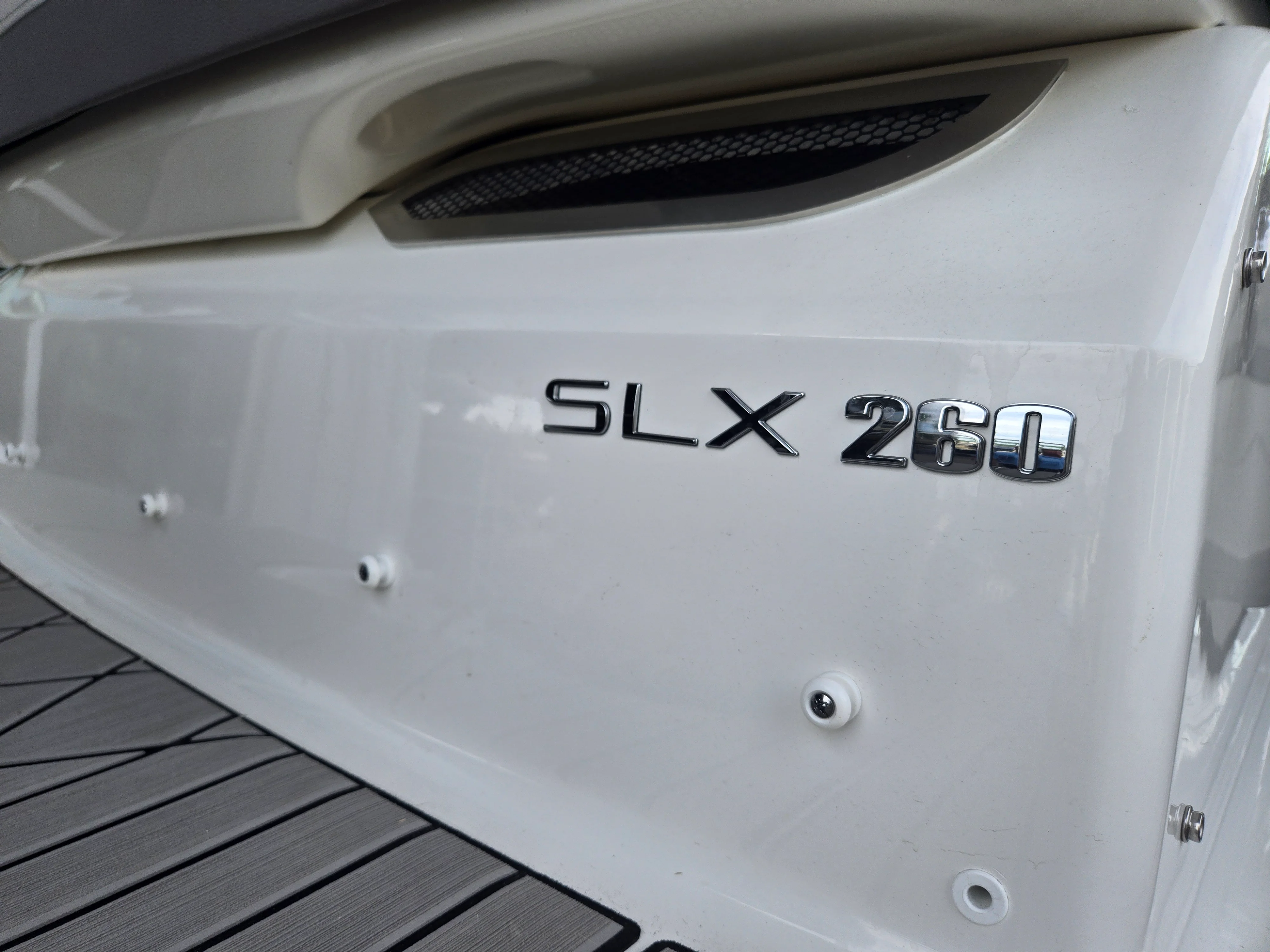 2026 Sea Ray SLX 260 Outboard Image Thumbnail #3