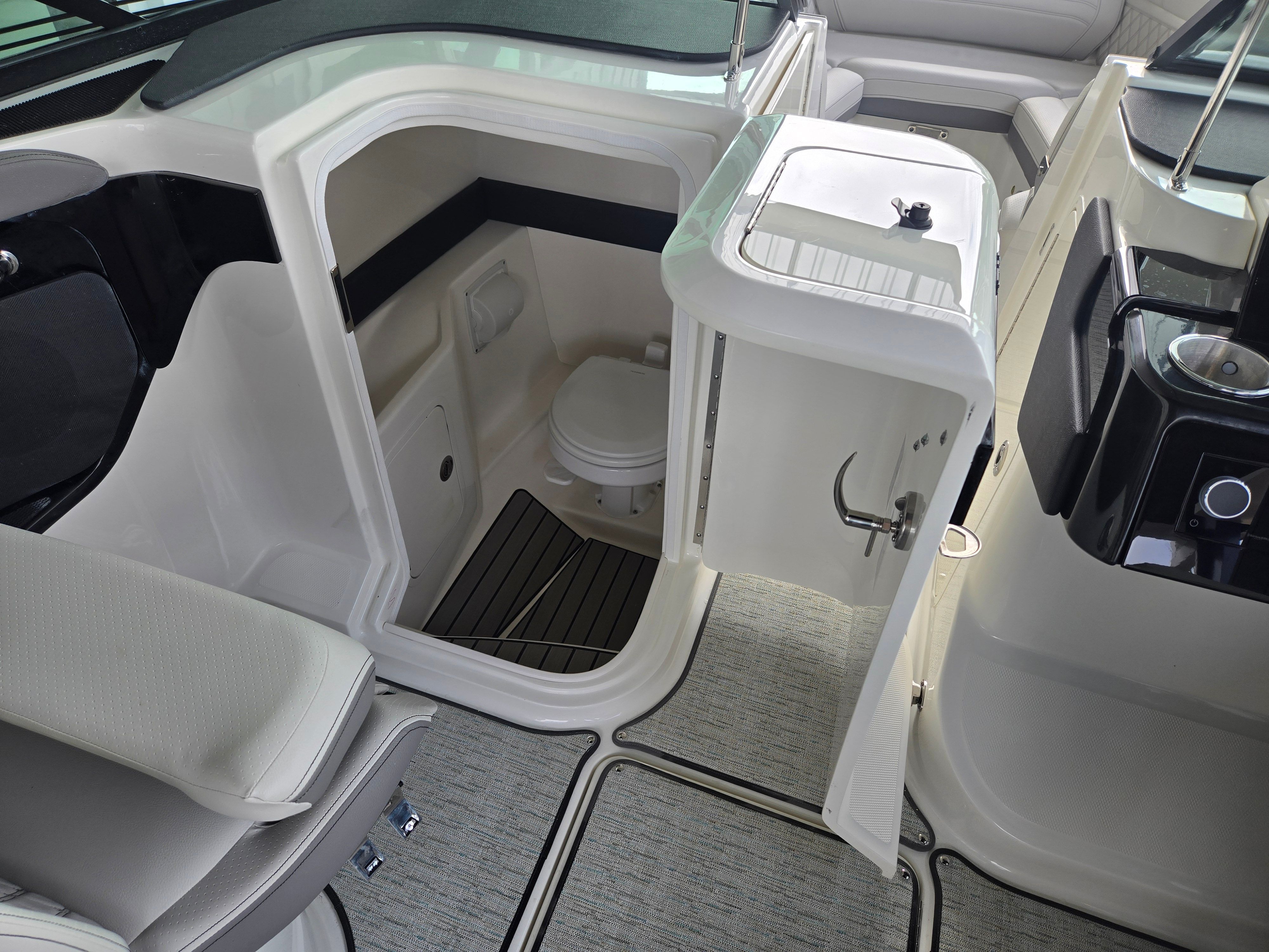 2026 Sea Ray SLX 260 Outboard Image Thumbnail #10