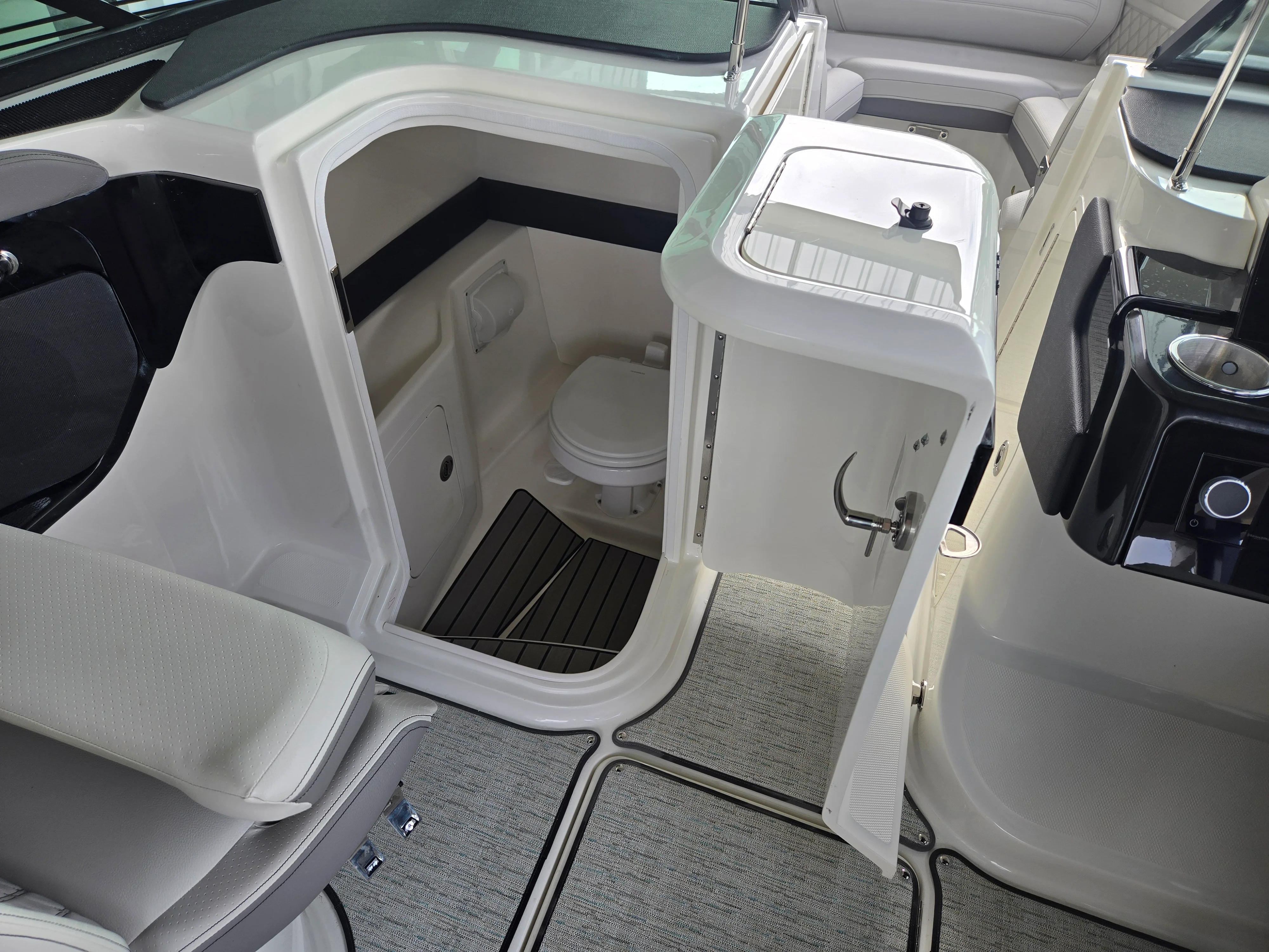 2026 Sea Ray SLX 260 Outboard Image Thumbnail #10