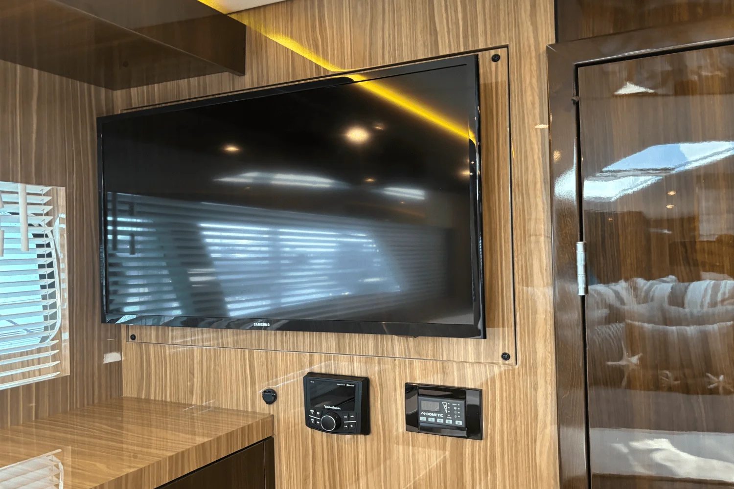 2024 Cruisers Yachts 60 CANTIUS Image Thumbnail #40