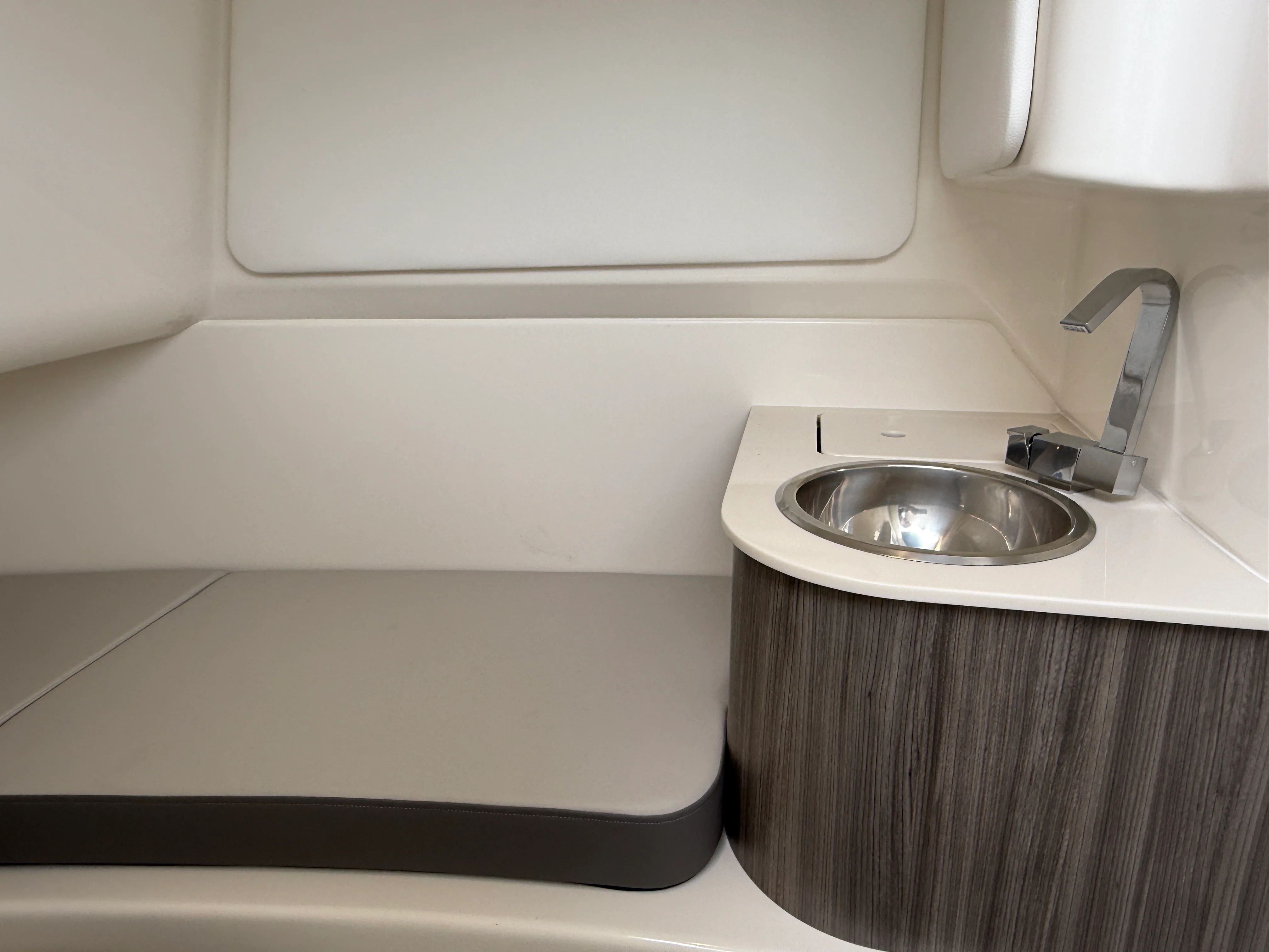 2026 Sea Ray SDX 270 Outboard Image Thumbnail #7