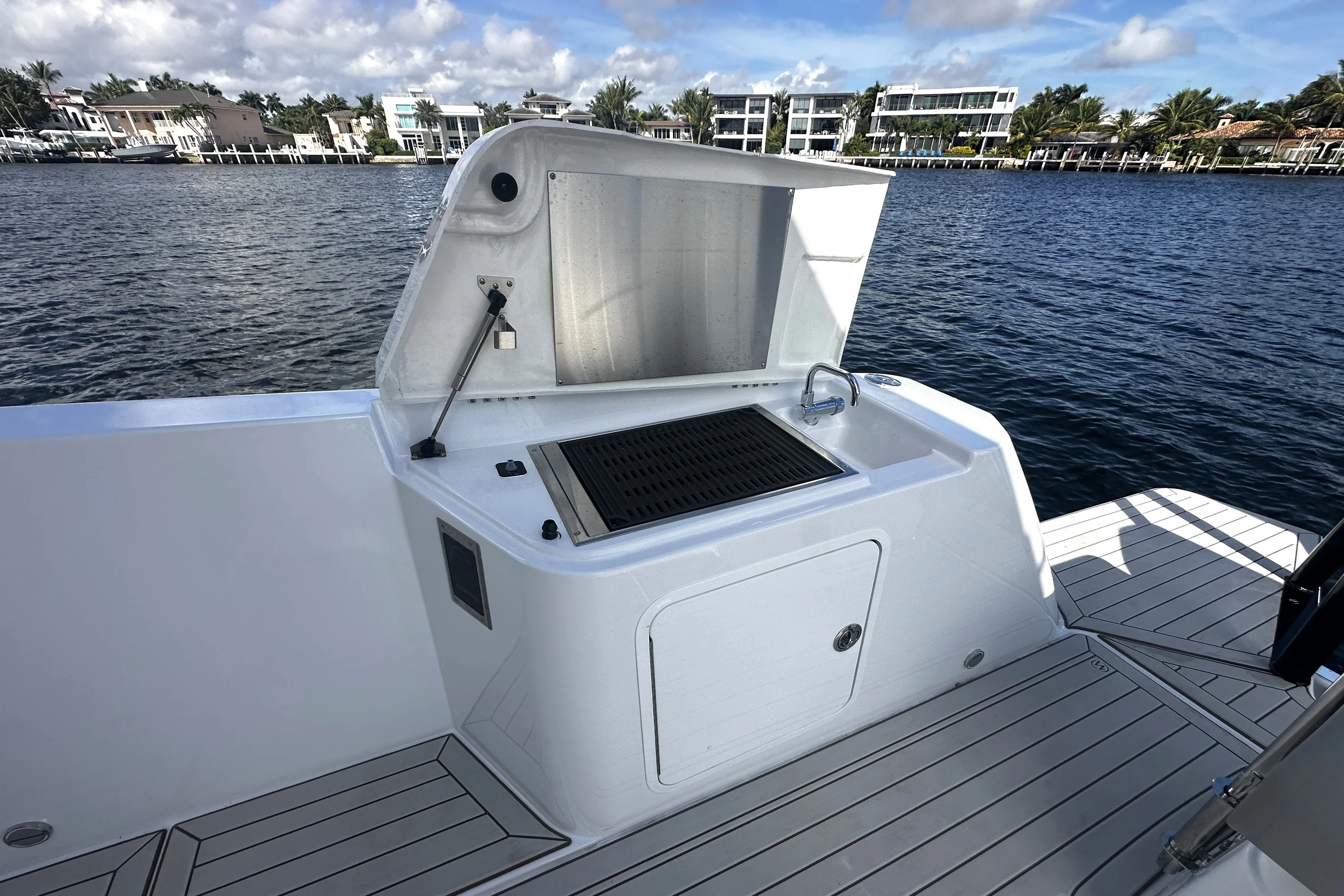 2026 Cruisers Yachts 38 VTR Image Thumbnail #25