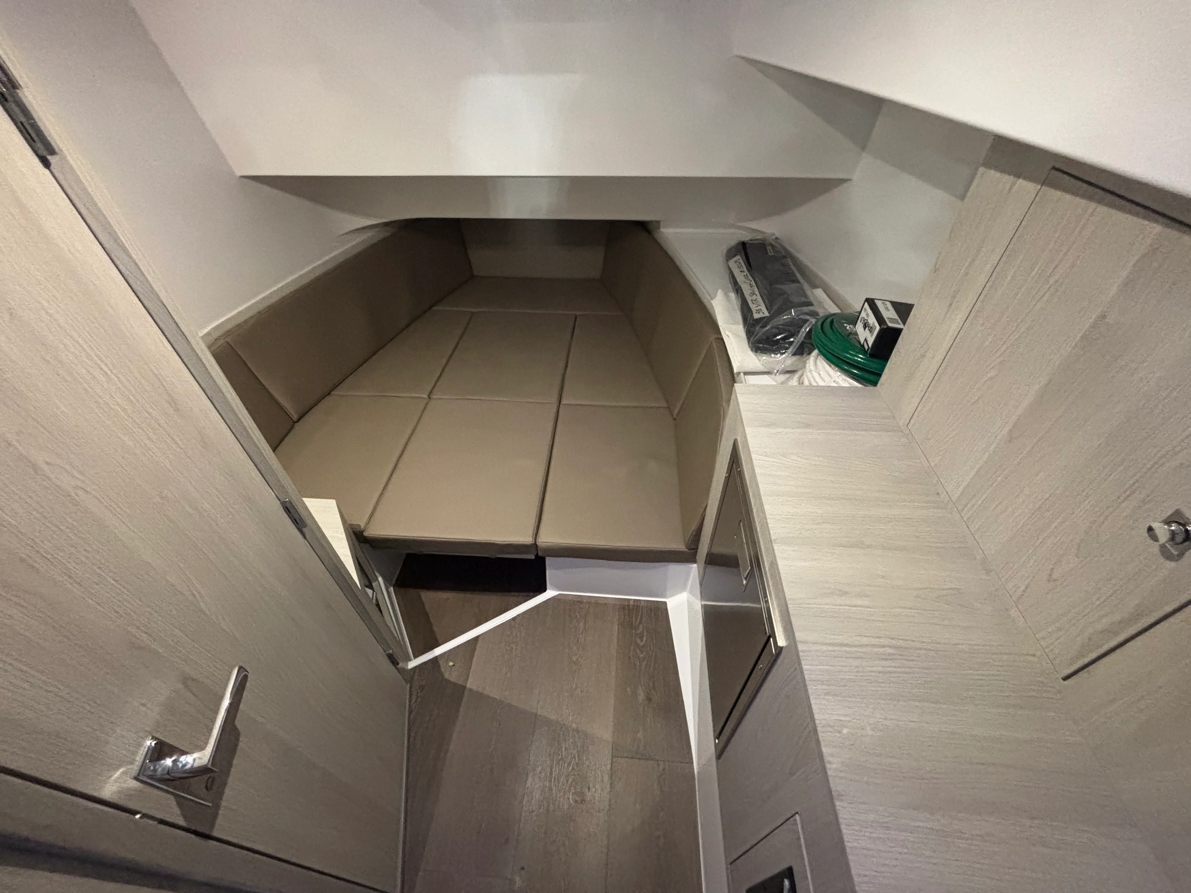 2026 Cruisers Yachts 38 VTR Image Thumbnail #29