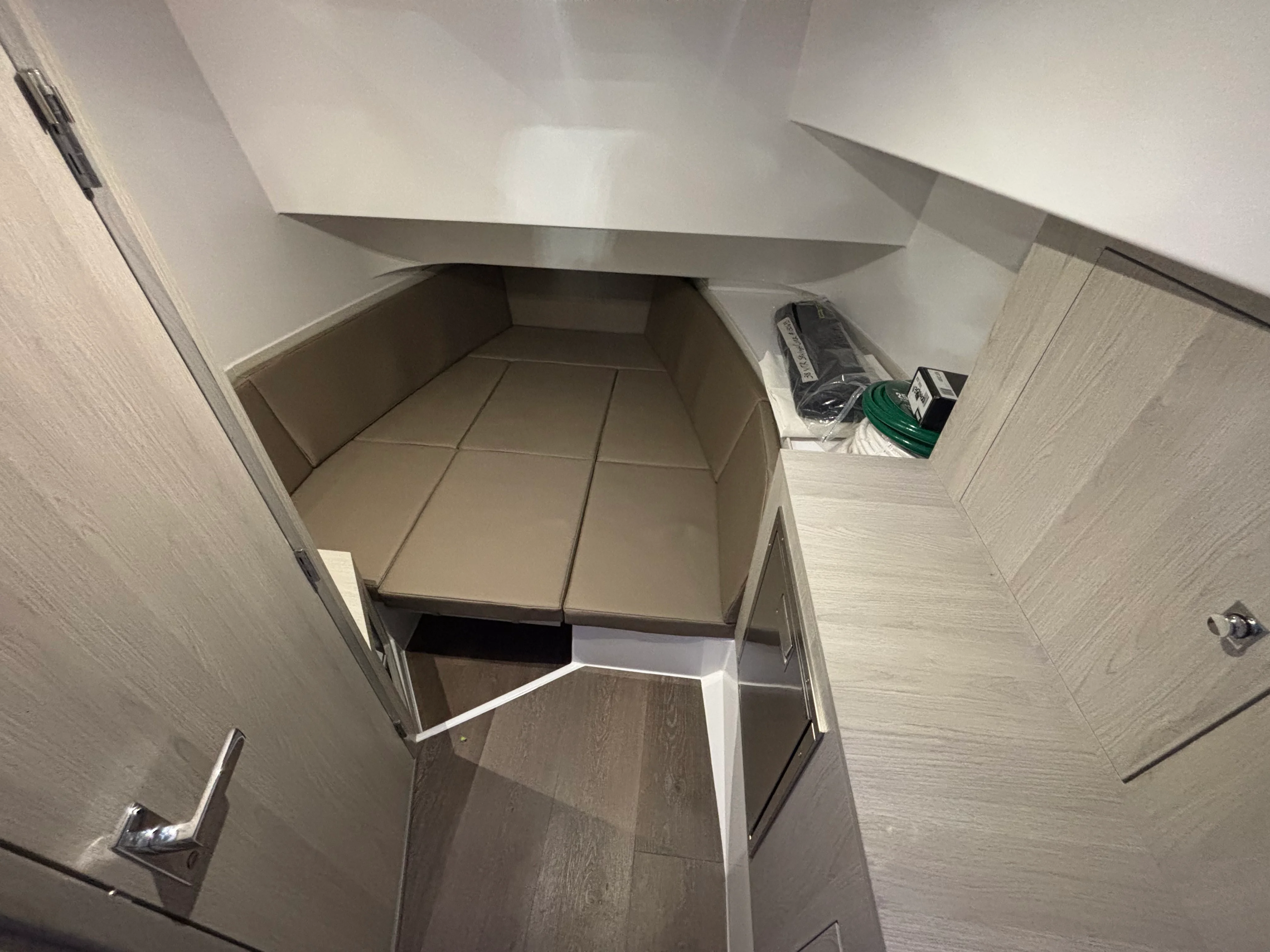 2026 Cruisers Yachts 38 VTR Image Thumbnail #28