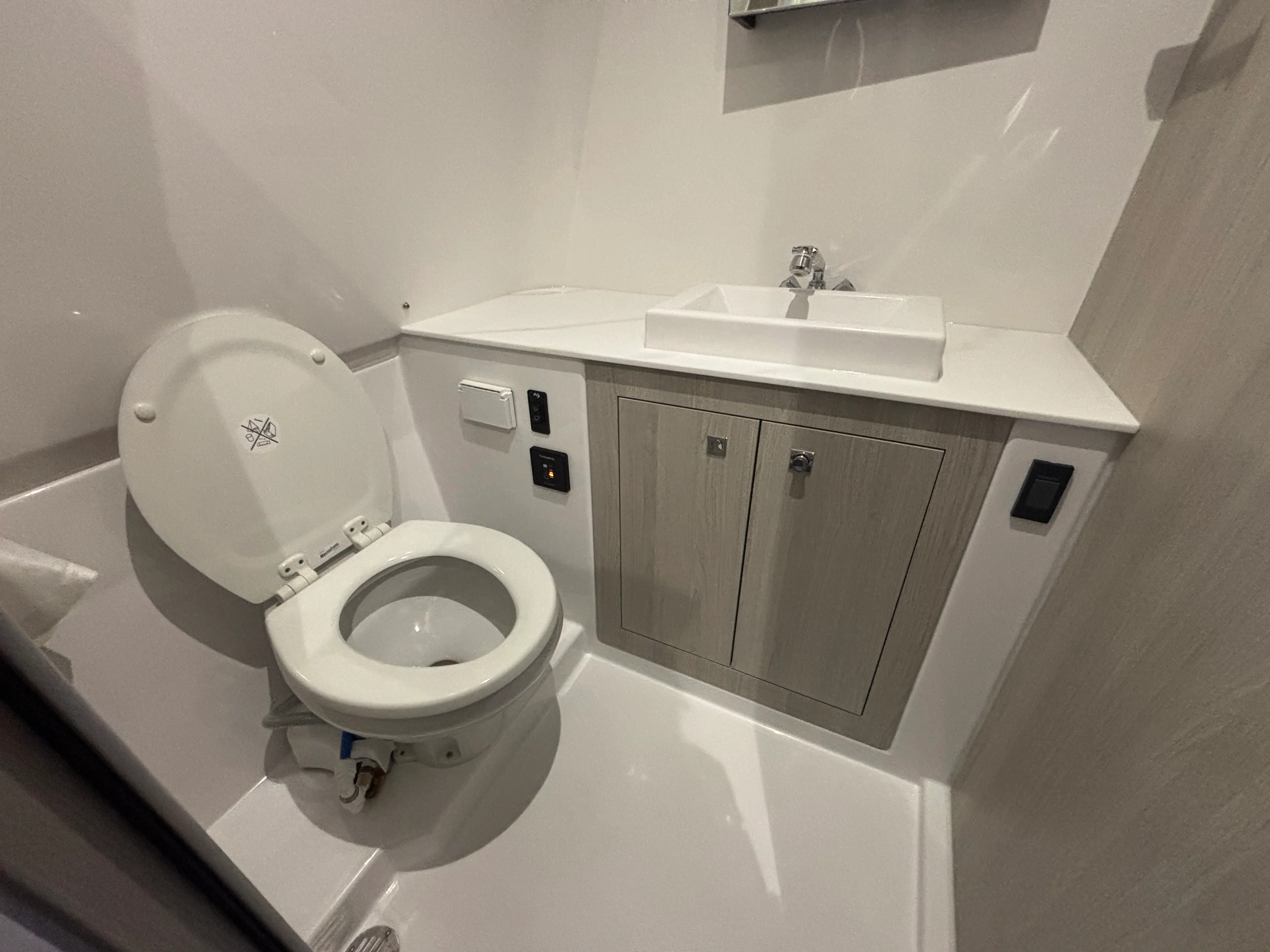 2026 Cruisers Yachts 38 VTR Image Thumbnail #30