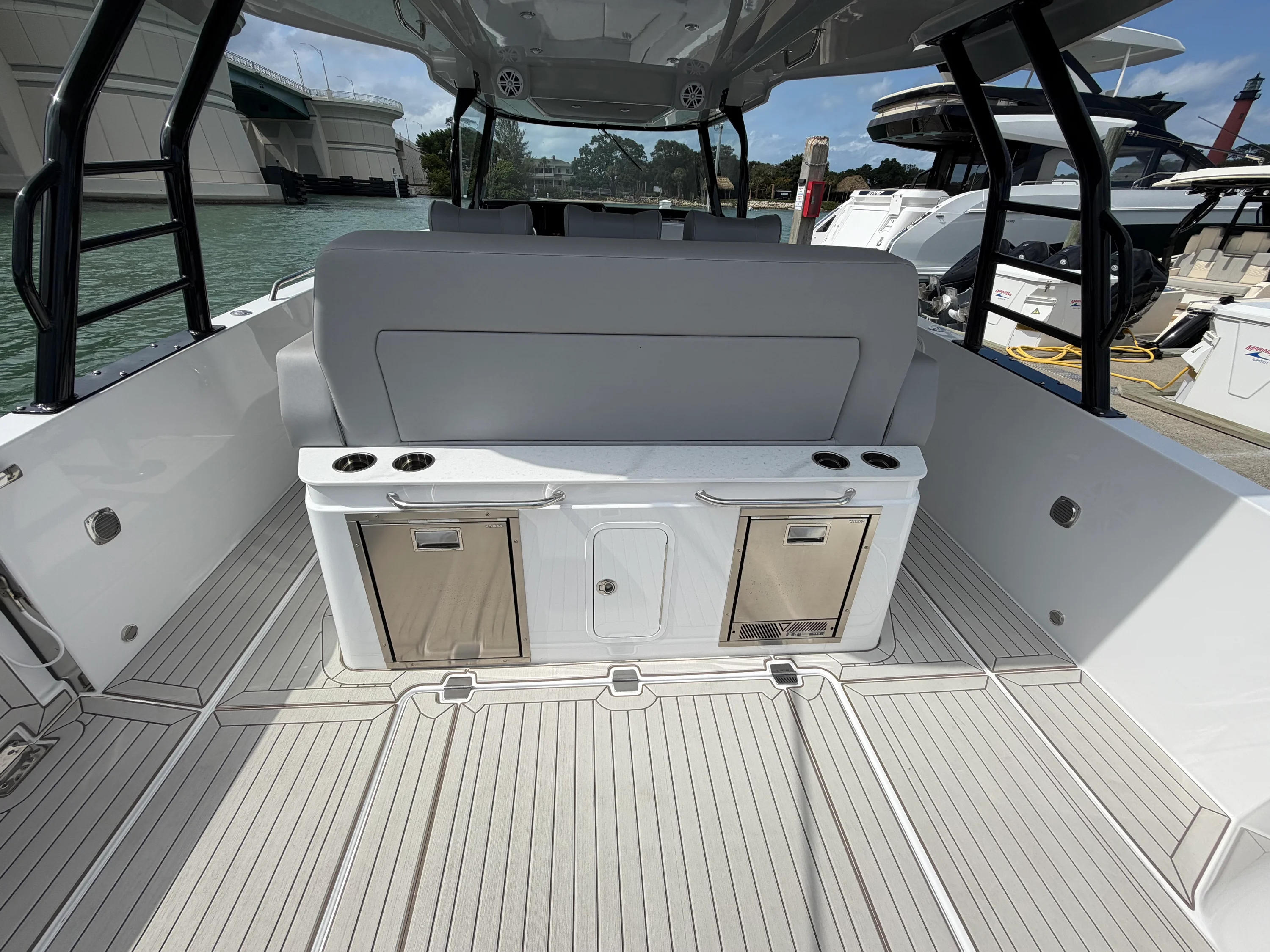 2026 Cruisers Yachts 38 VTR Image Thumbnail #7