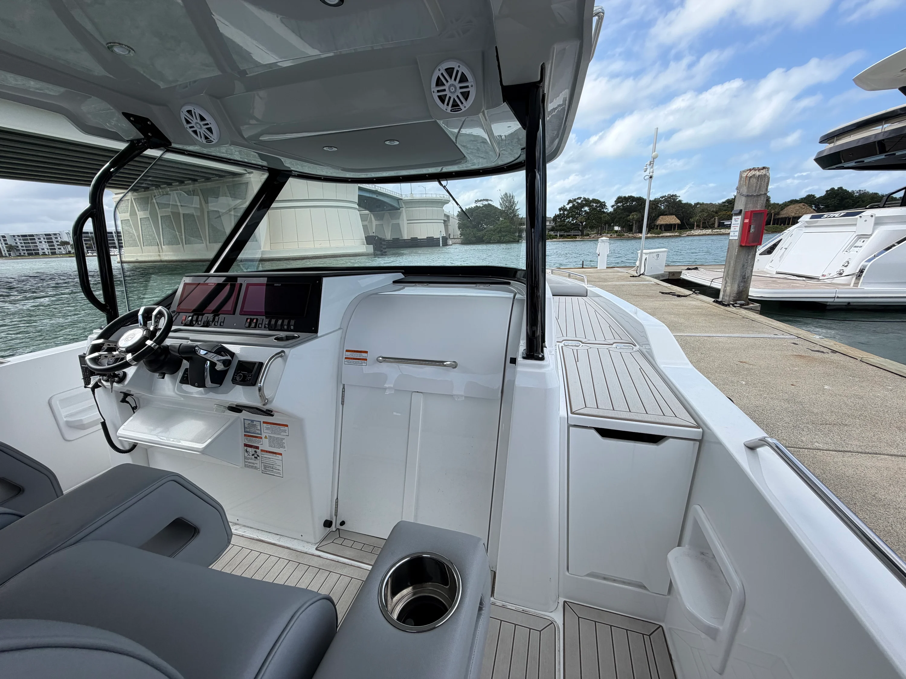 2026 Cruisers Yachts 38 VTR Image Thumbnail #13