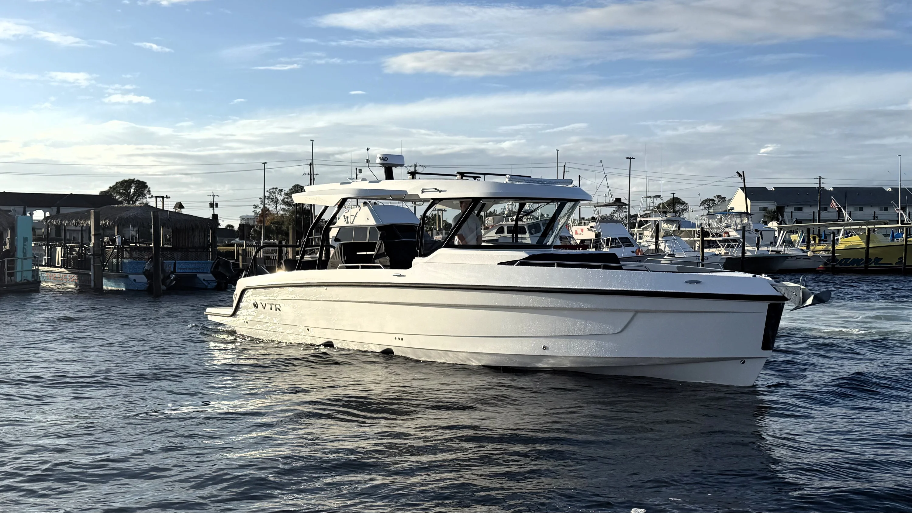 2026 Cruisers Yachts 38 VTR Image Thumbnail #4