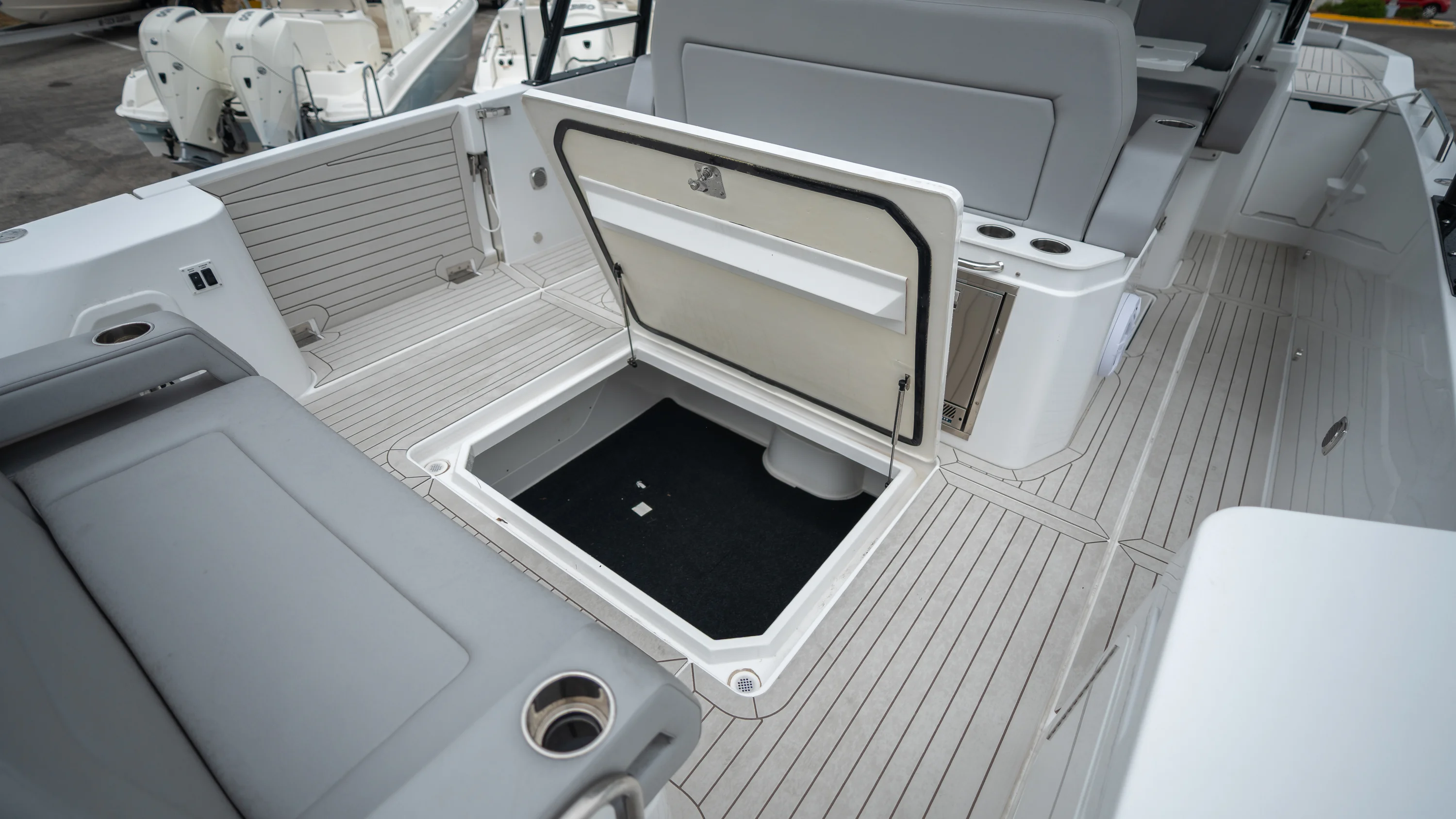 2026 Cruisers Yachts 38 VTR Image Thumbnail #38