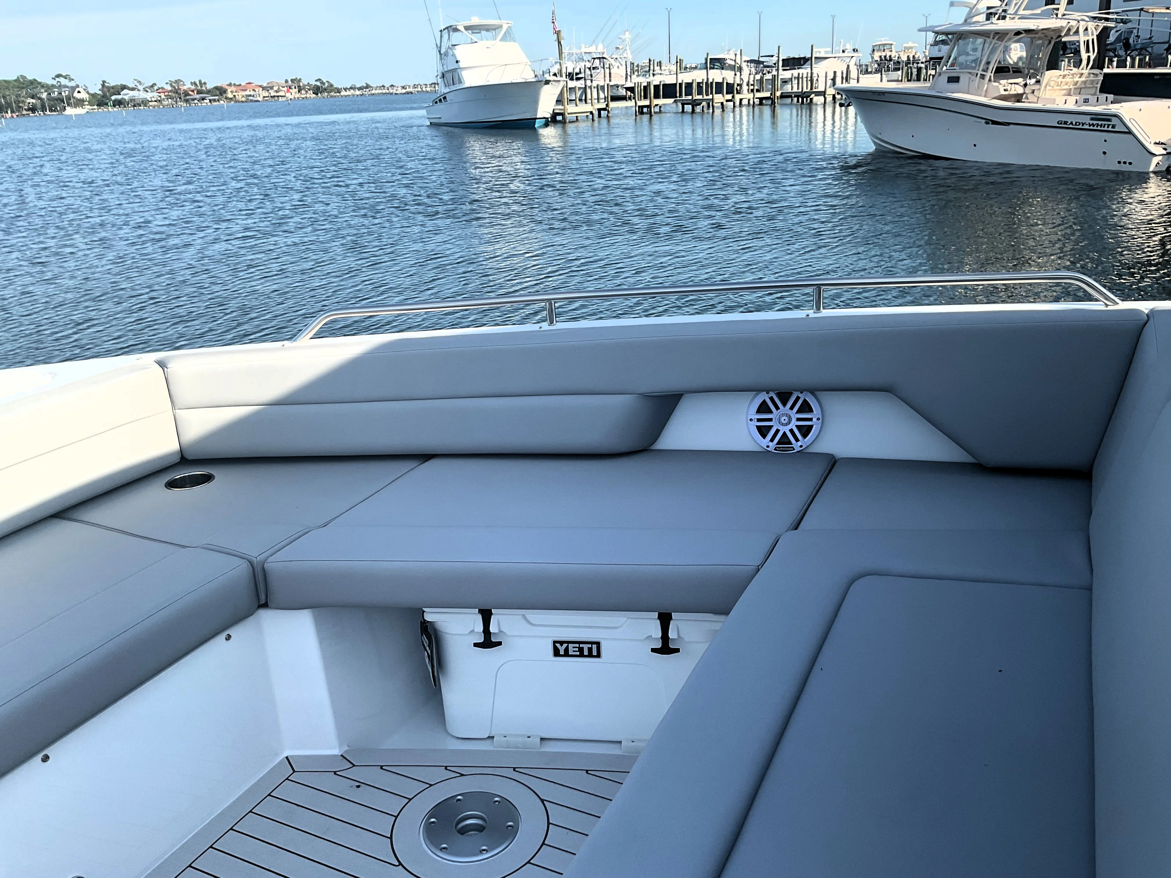 2026 Cruisers Yachts 38 VTR Image Thumbnail #15