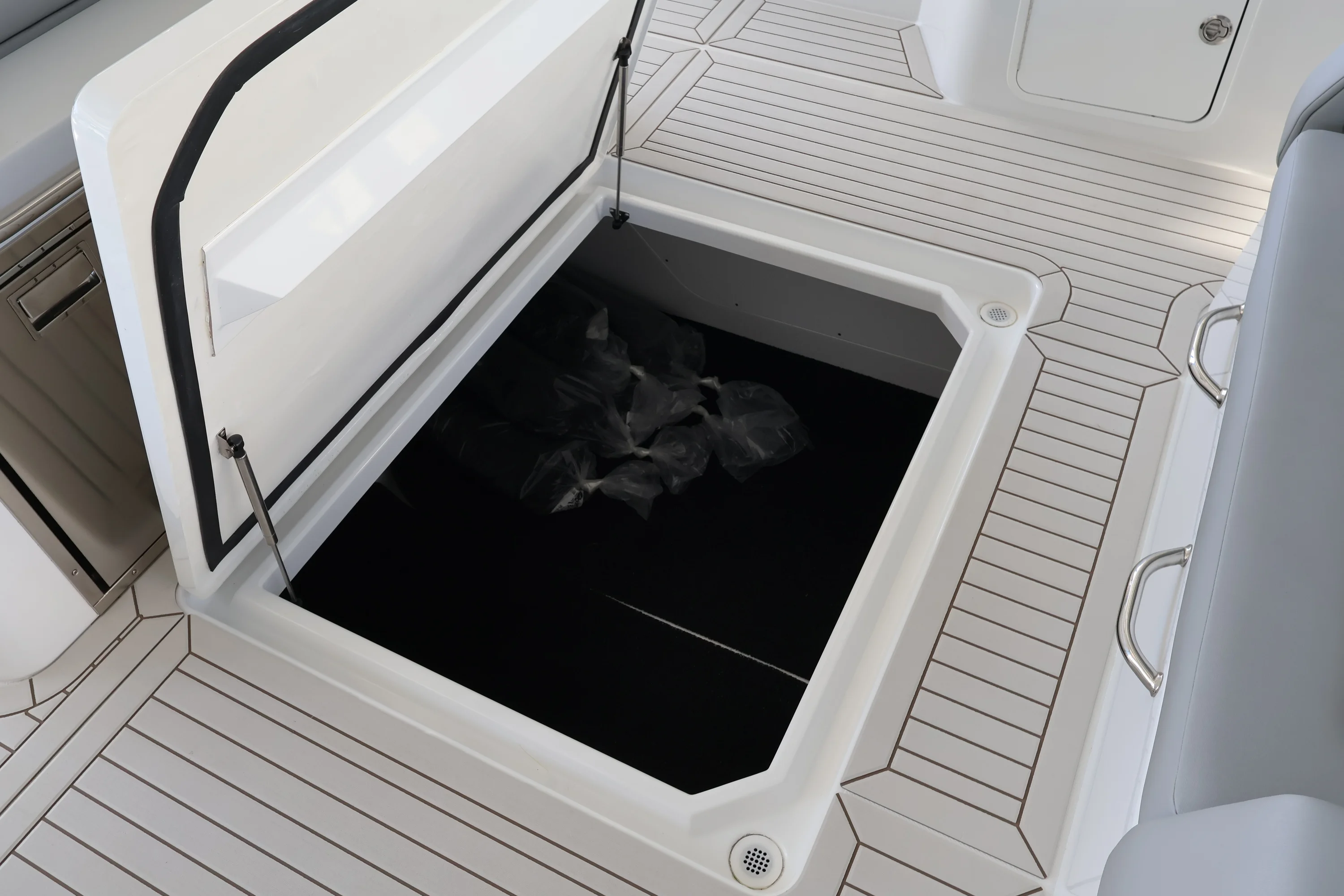 2026 Cruisers Yachts 38 VTR Image Thumbnail #57