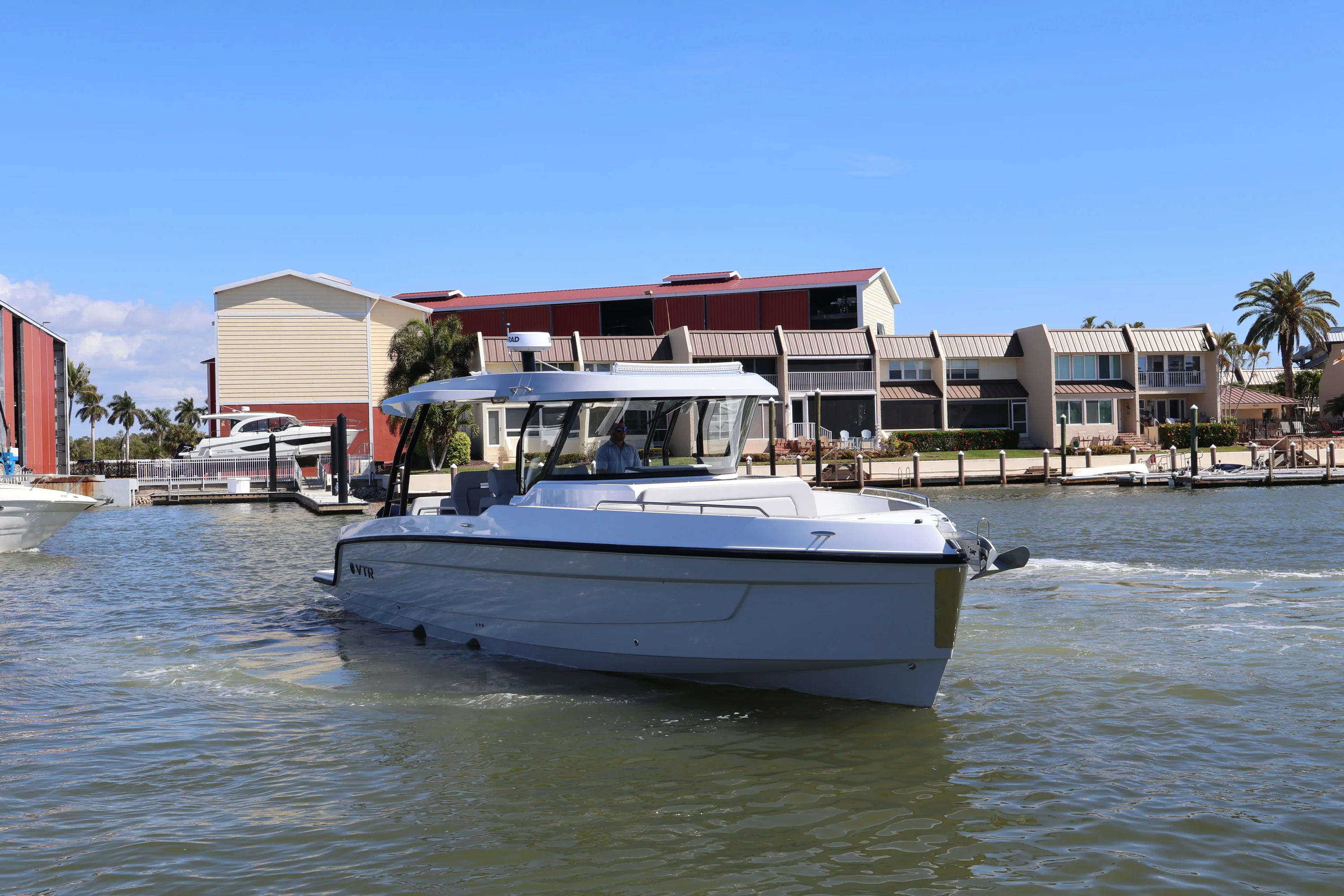 2026 Cruisers Yachts 38 VTR Image Thumbnail #4