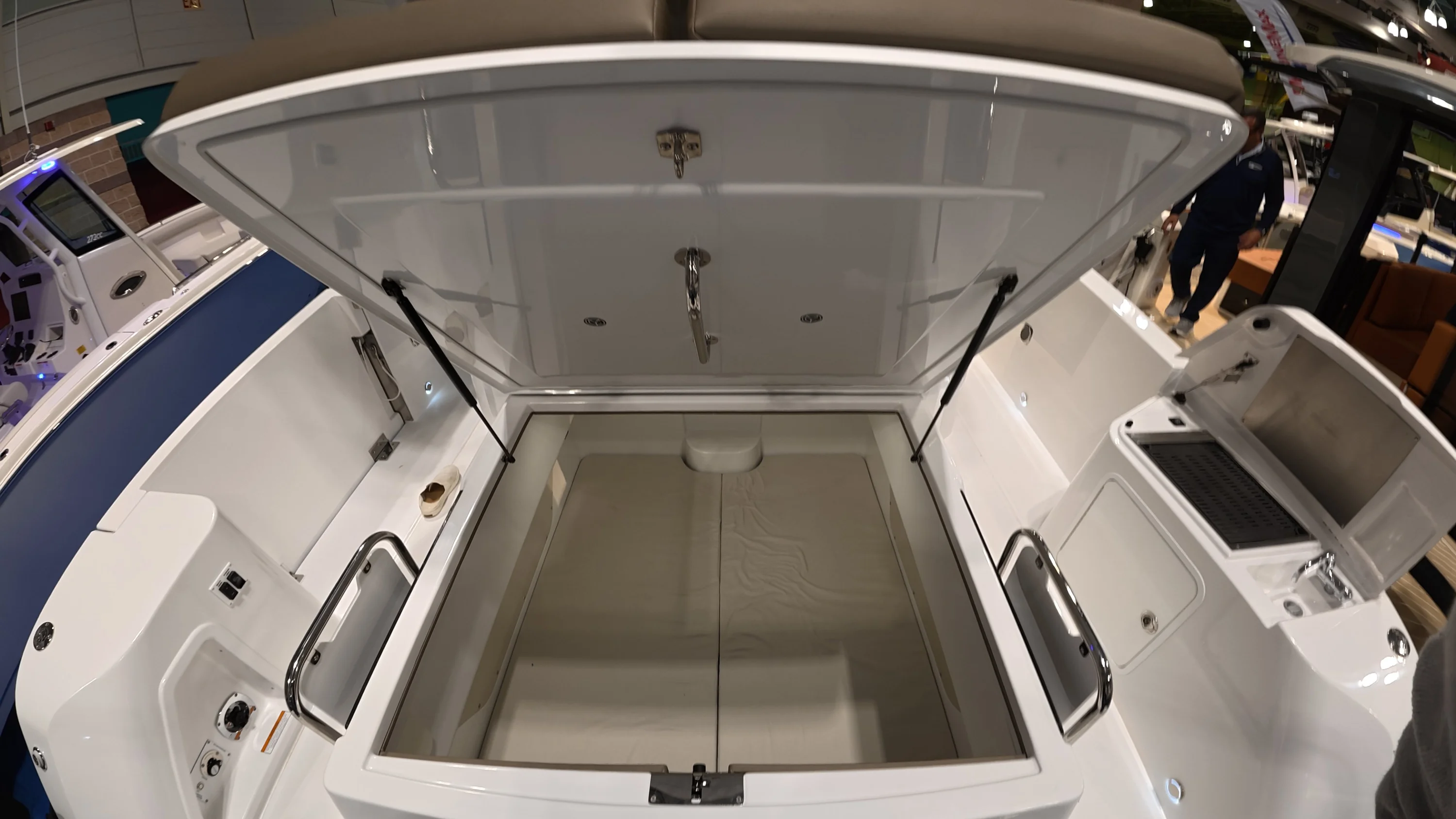 2026 Cruisers Yachts 38 VTR EC Image Thumbnail #4