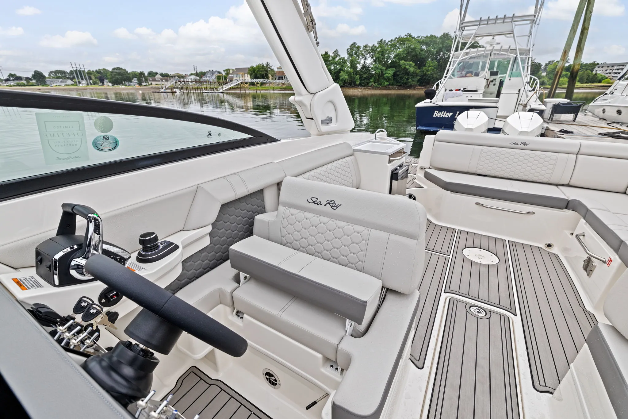 2026 Sea Ray SDX 290 Outboard Image Thumbnail #16